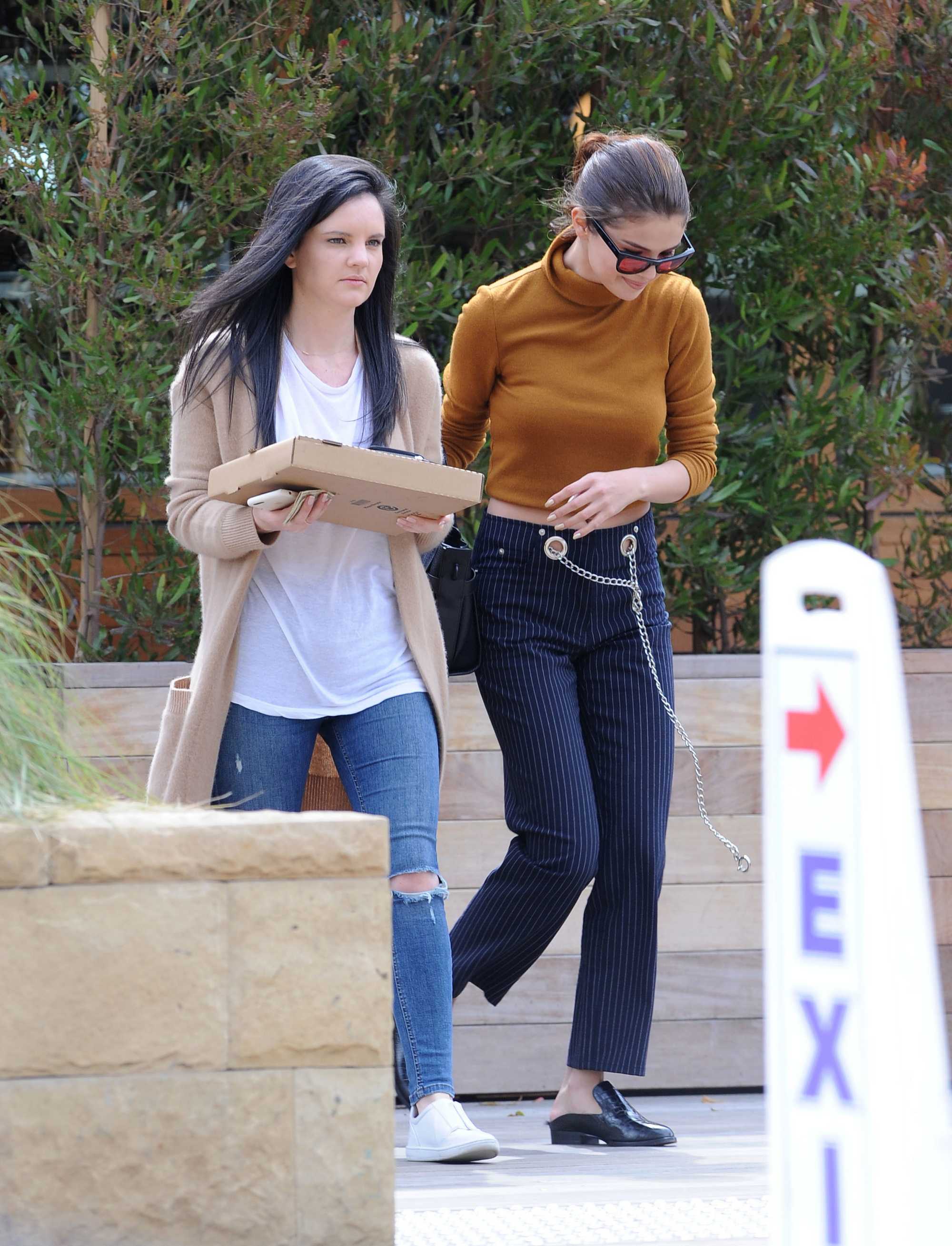 Selena_Gomez_-_Has_lunch_with_friends_at_Soho_House_in_Malibu_on_March_22-33.jpg