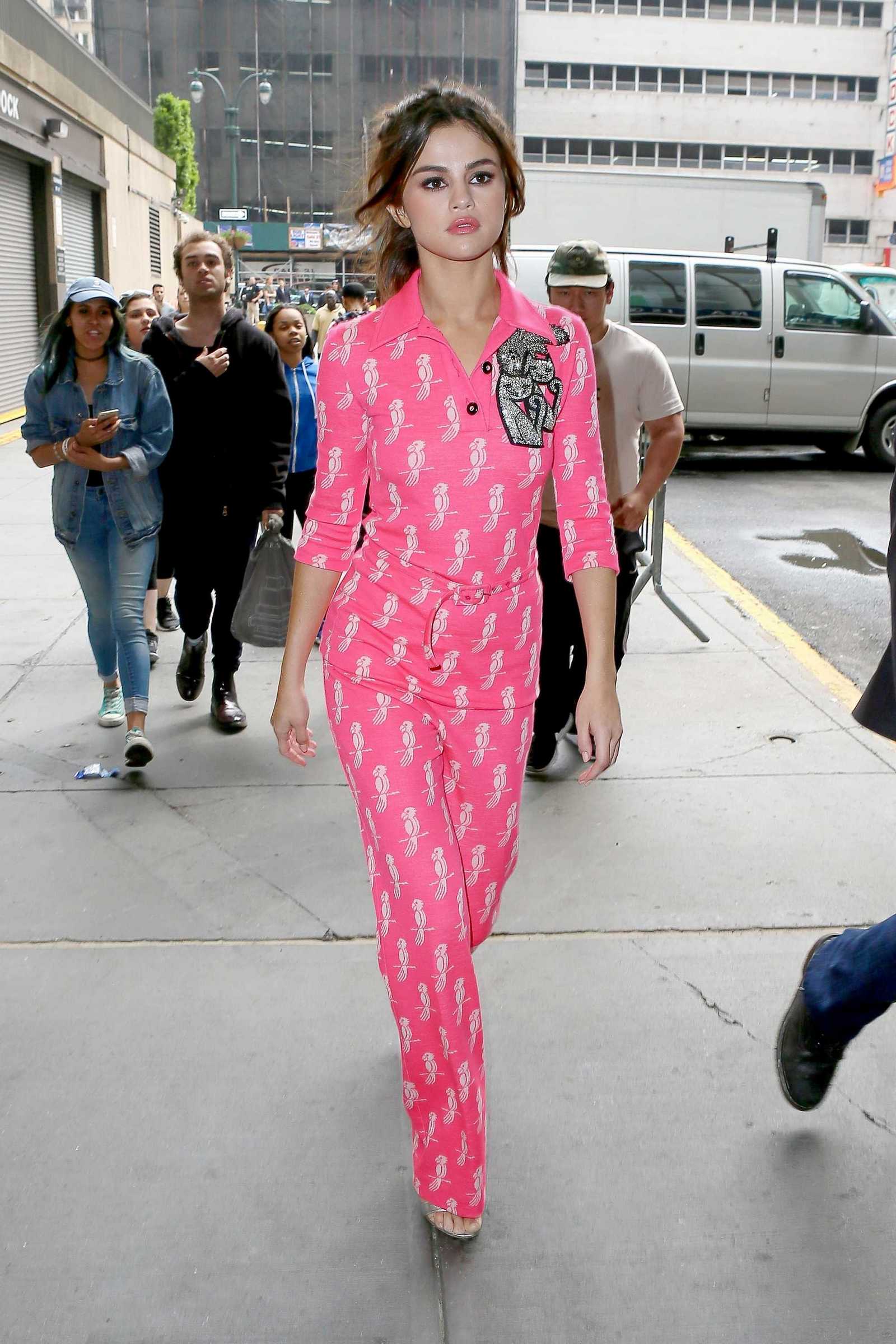 Selena_Gomez_-_Heading_to_102_7_FM_FRESH_studio_in_Manhattan_on_June_5-03.jpg