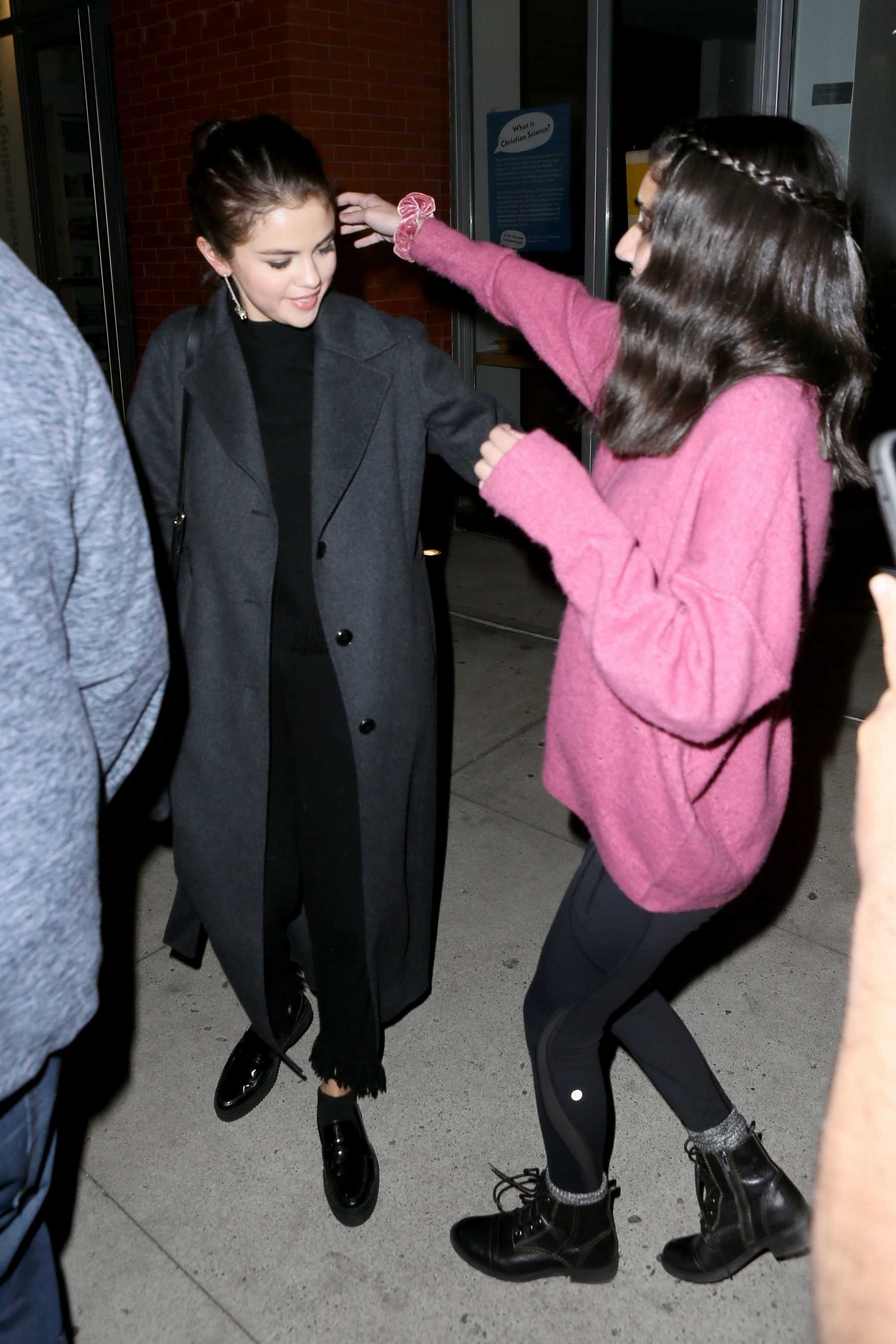 Selena_Gomez_-_Heading_to_dinner_in_NYC_on_October_21-05.jpg