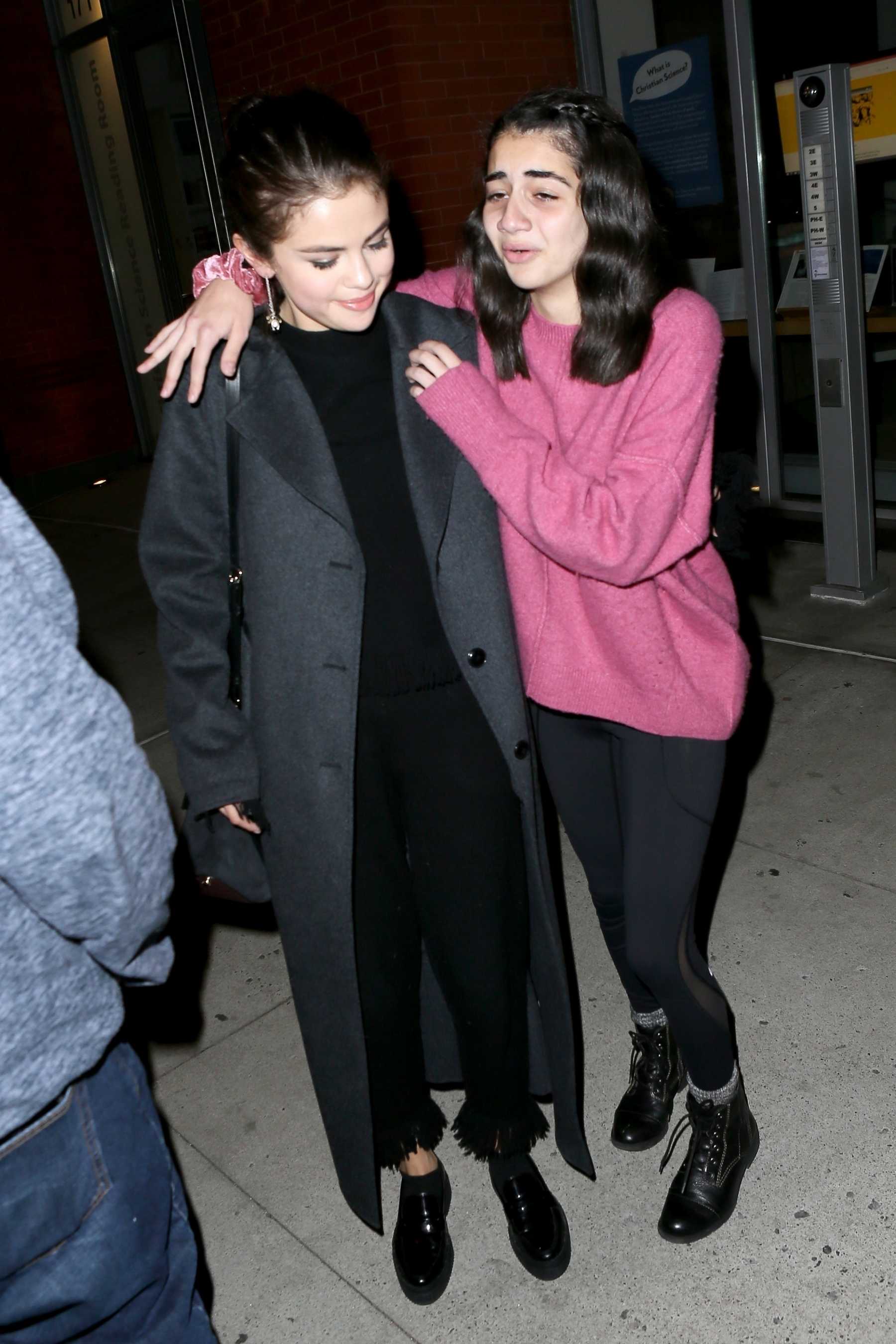 Selena_Gomez_-_Heading_to_dinner_in_NYC_on_October_21-07.jpg