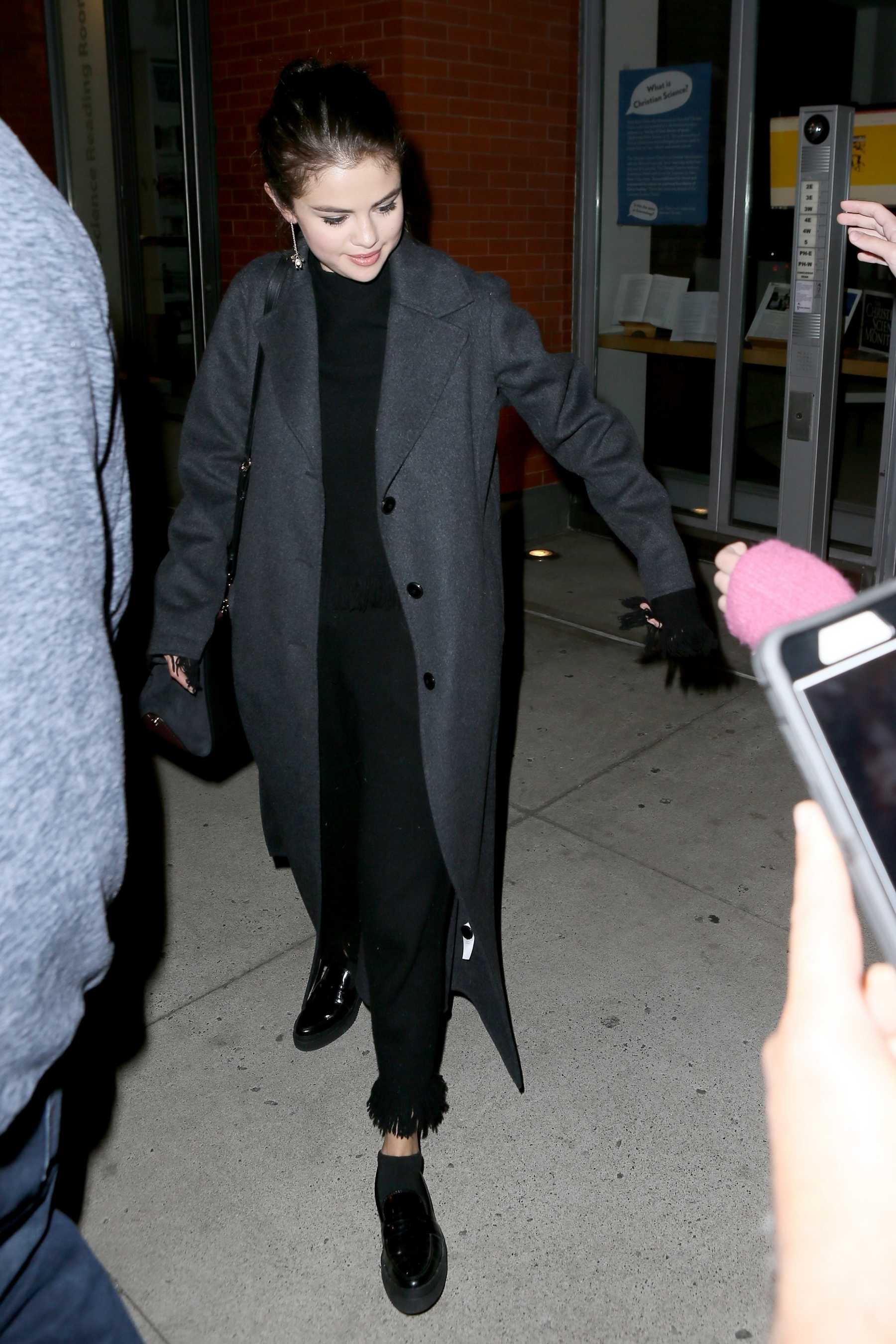 Selena_Gomez_-_Heading_to_dinner_in_NYC_on_October_21-08.jpg