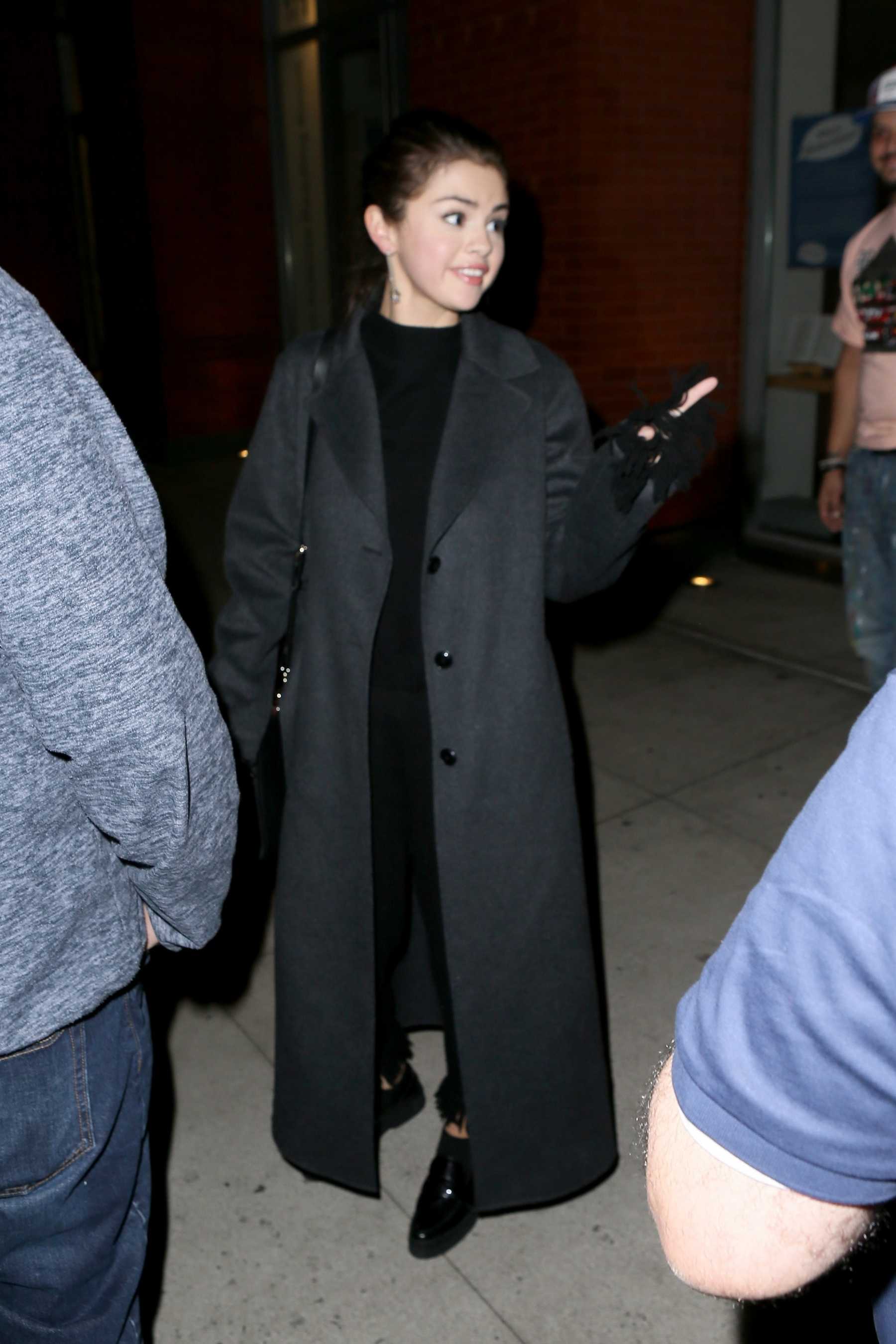 Selena_Gomez_-_Heading_to_dinner_in_NYC_on_October_21-09.jpg