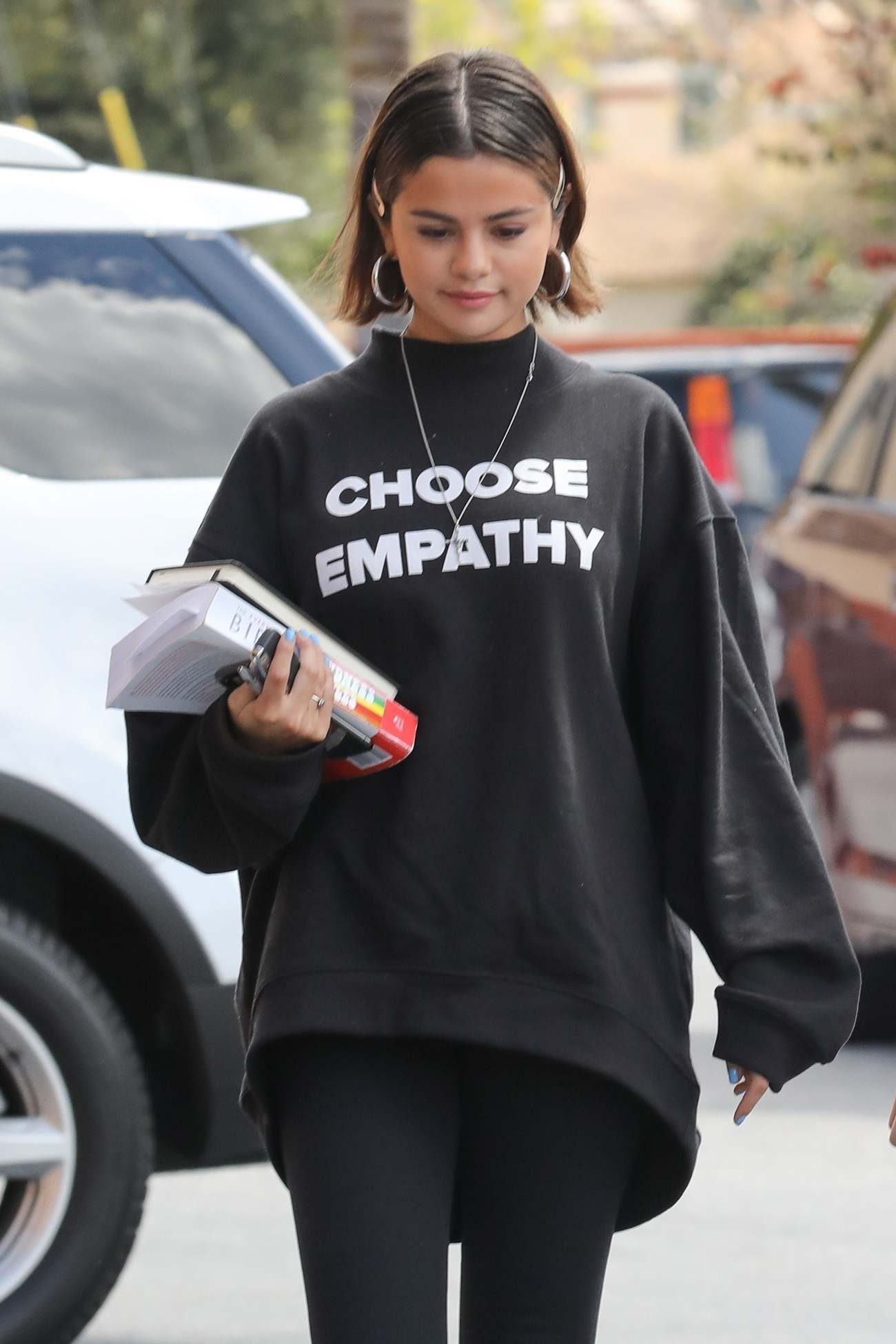 Selena_Gomez_-_Heading_to_lunch_with_her_bible_in_Studio_City2C_CA_on_March_252C_2018-02.jpg