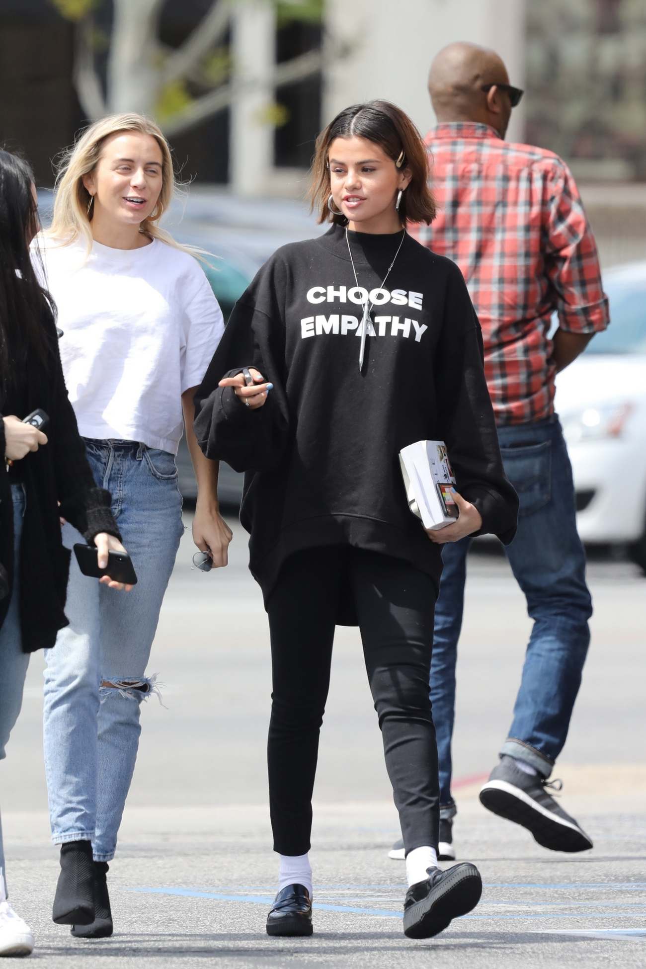 Selena_Gomez_-_Heading_to_lunch_with_her_bible_in_Studio_City2C_CA_on_March_252C_2018-03.jpg