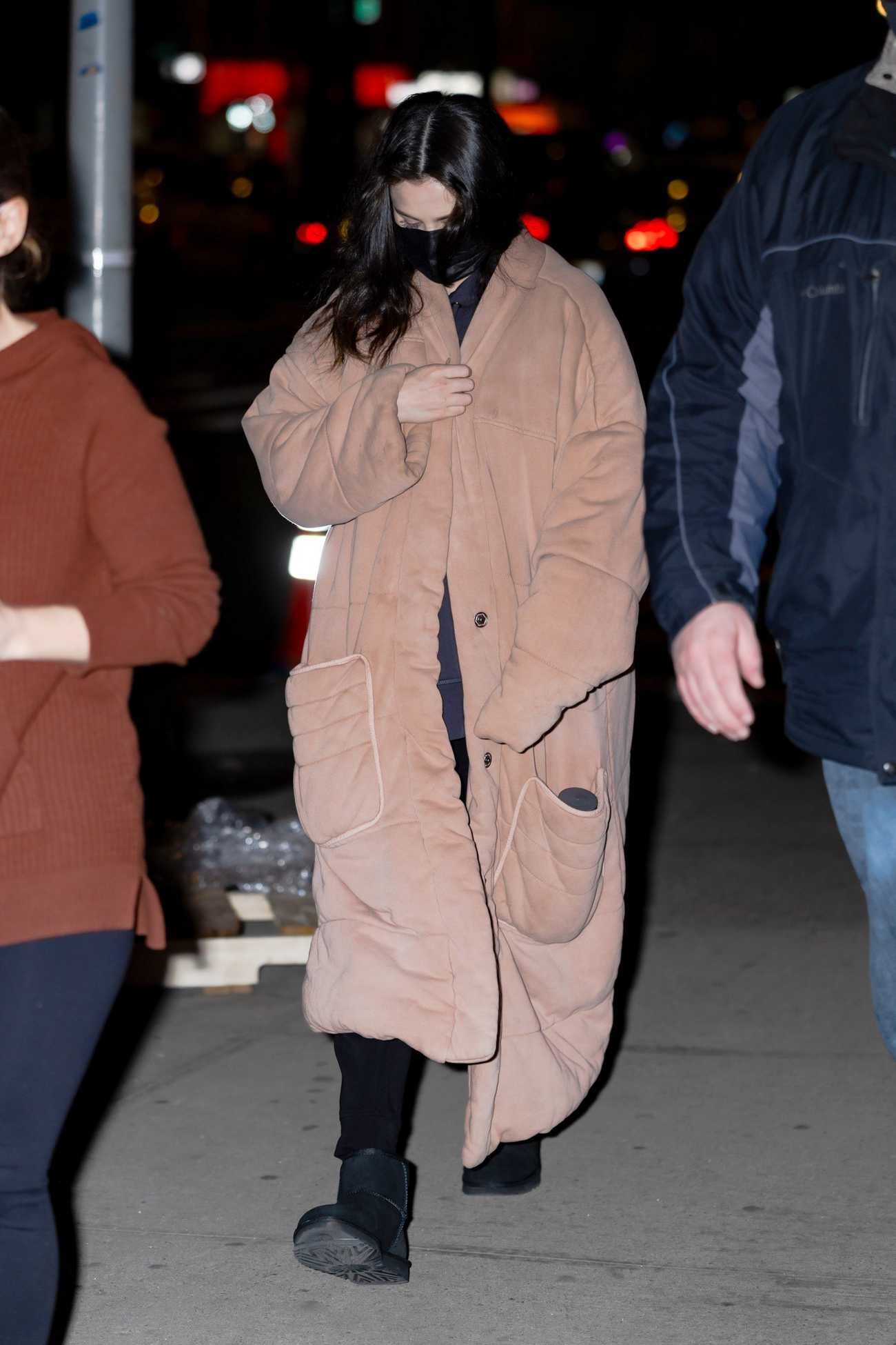 Selena_Gomez_-_Heading_to_the_set_of__Only_Murders_in_the_Building__in_New_York_City_March_112C_2021_01.jpg
