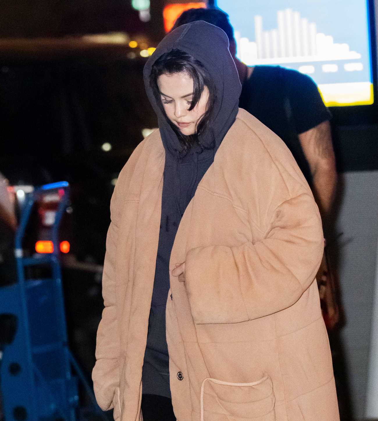 Selena_Gomez_-_Heading_to_the_set_of__Only_Murders_in_the_Building__in_New_York_City_March_112C_2021_03.jpg