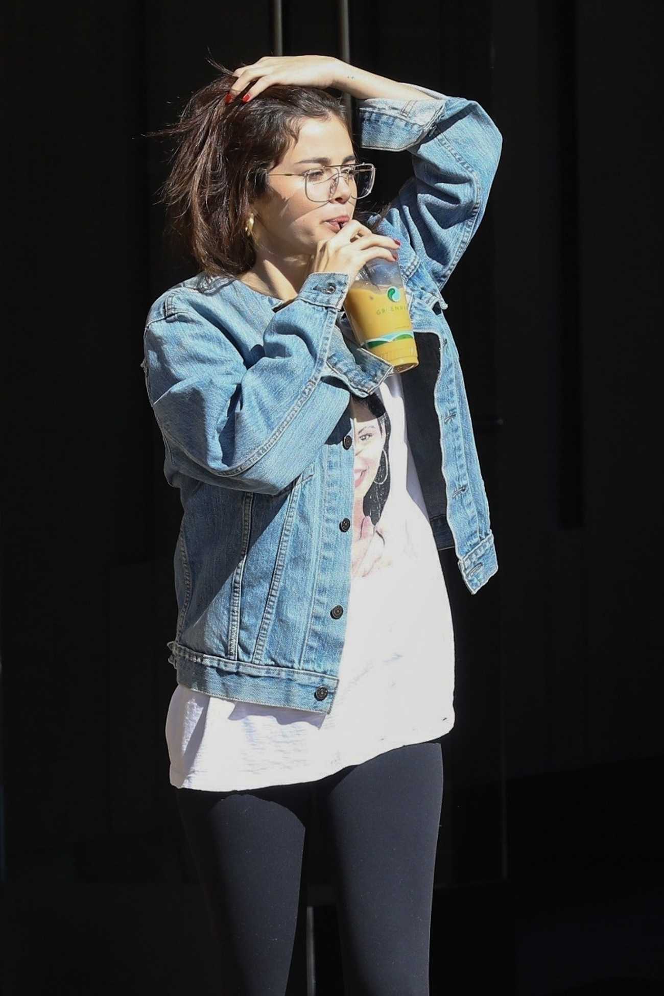 Selena_Gomez_-_Heads_to_a_business_meeting_in_LA_on_February_8-03.jpg