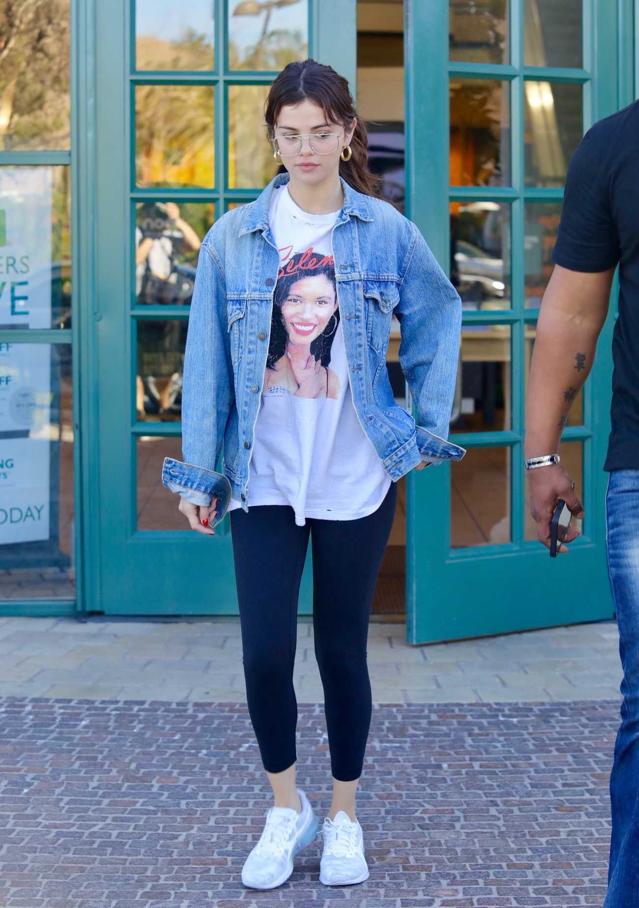 Selena_Gomez_-_Heads_to_a_business_meeting_in_LA_on_February_8-06.jpg