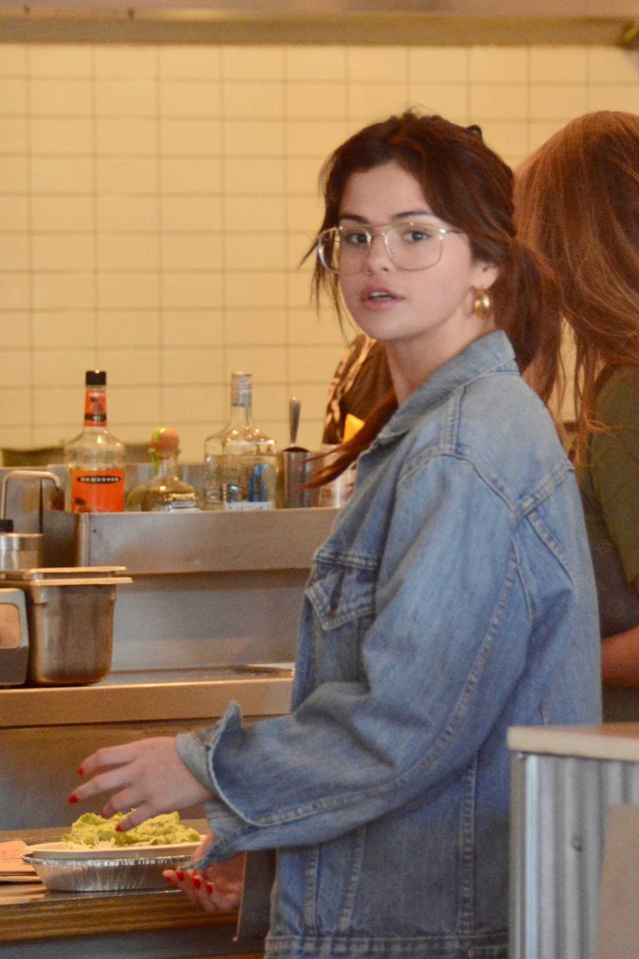 Selena_Gomez_-_Heads_to_a_business_meeting_in_LA_on_February_8-07.jpg