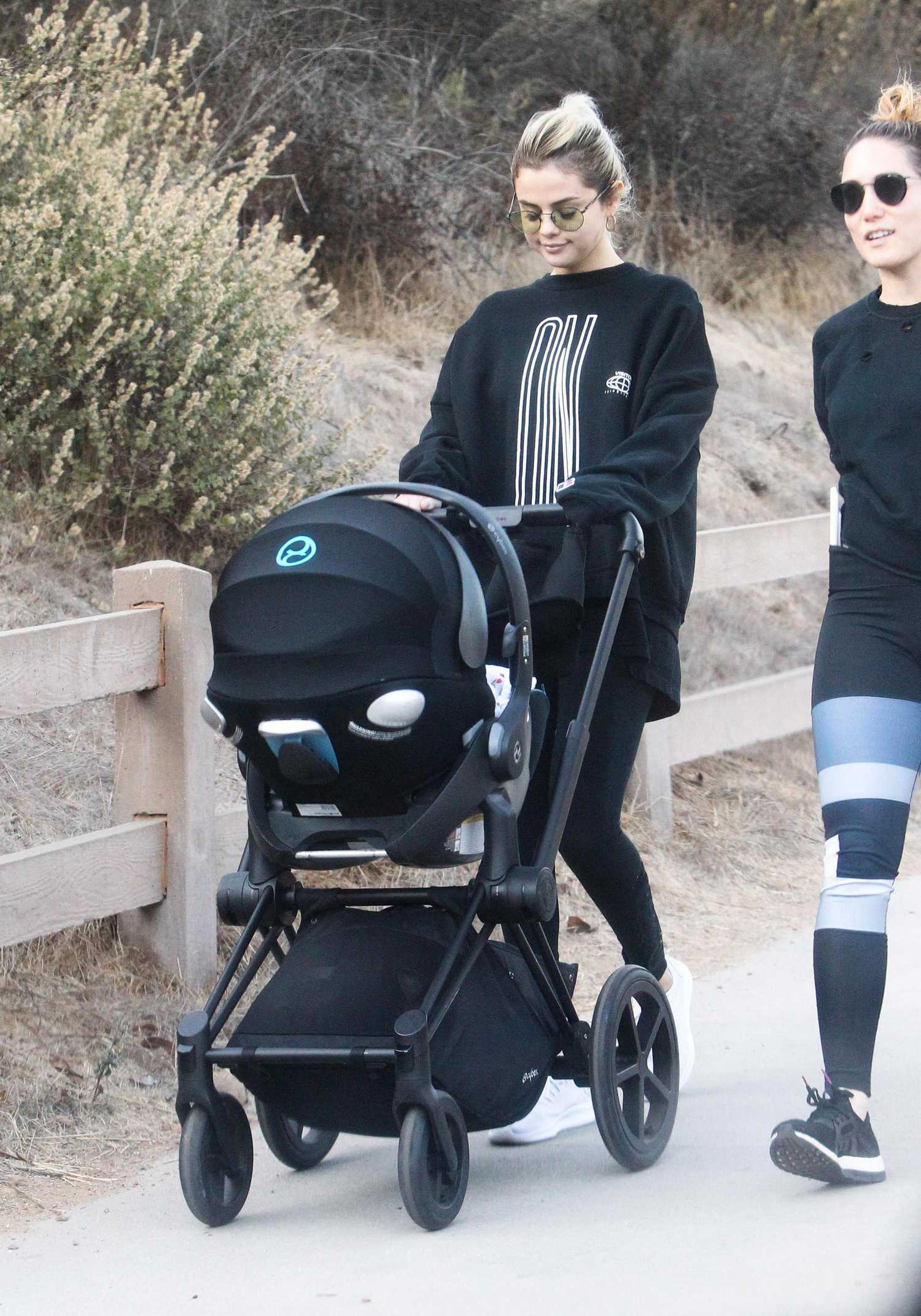 Selena_Gomez_-_Hiking_in_Los_Angeles2C_CA_on_December_18-01.jpg