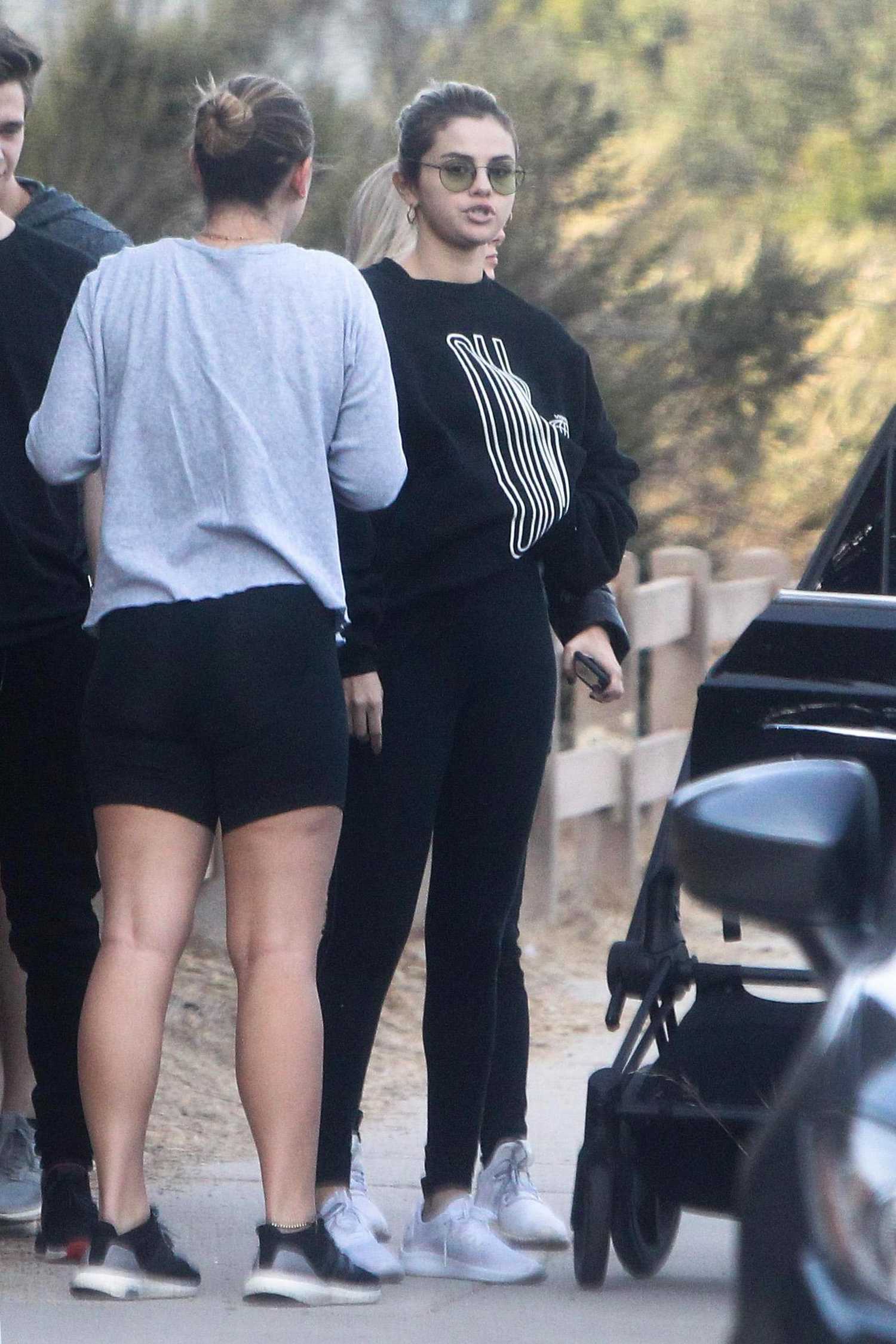 Selena_Gomez_-_Hiking_in_Los_Angeles2C_CA_on_December_18-04.jpg