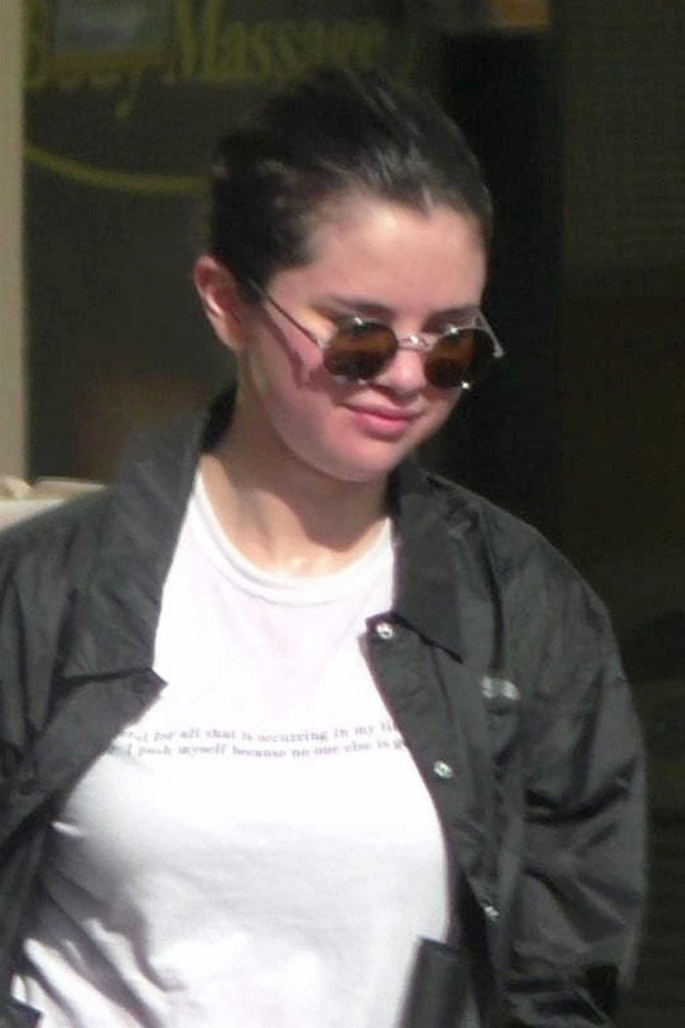 Selena_Gomez_-_Hits_the_gym_for_another_pilates_session_in_West_Hollywood2C_CA_January_282C_2019-02.jpg