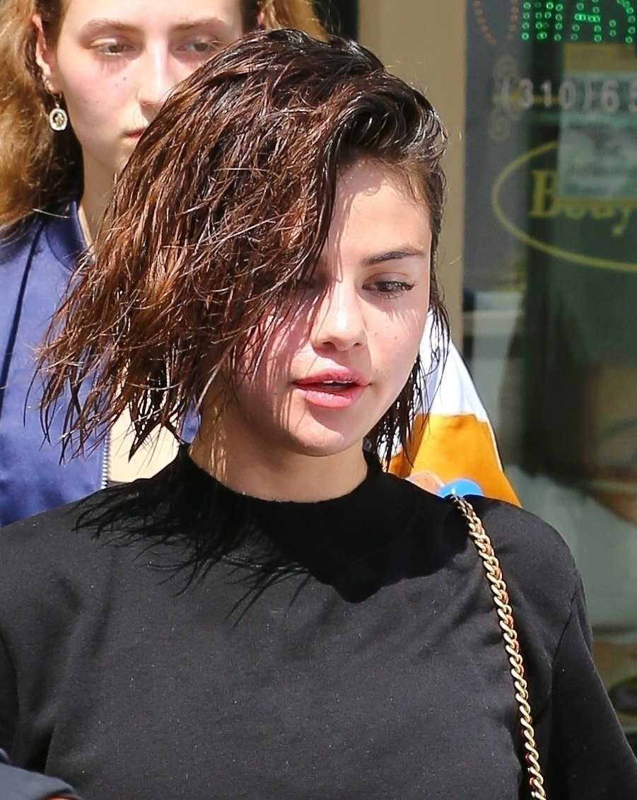 Selena_Gomez_-_Hits_the_gym_in_Hollywood2C_CA_March_292C_2018-01.jpg