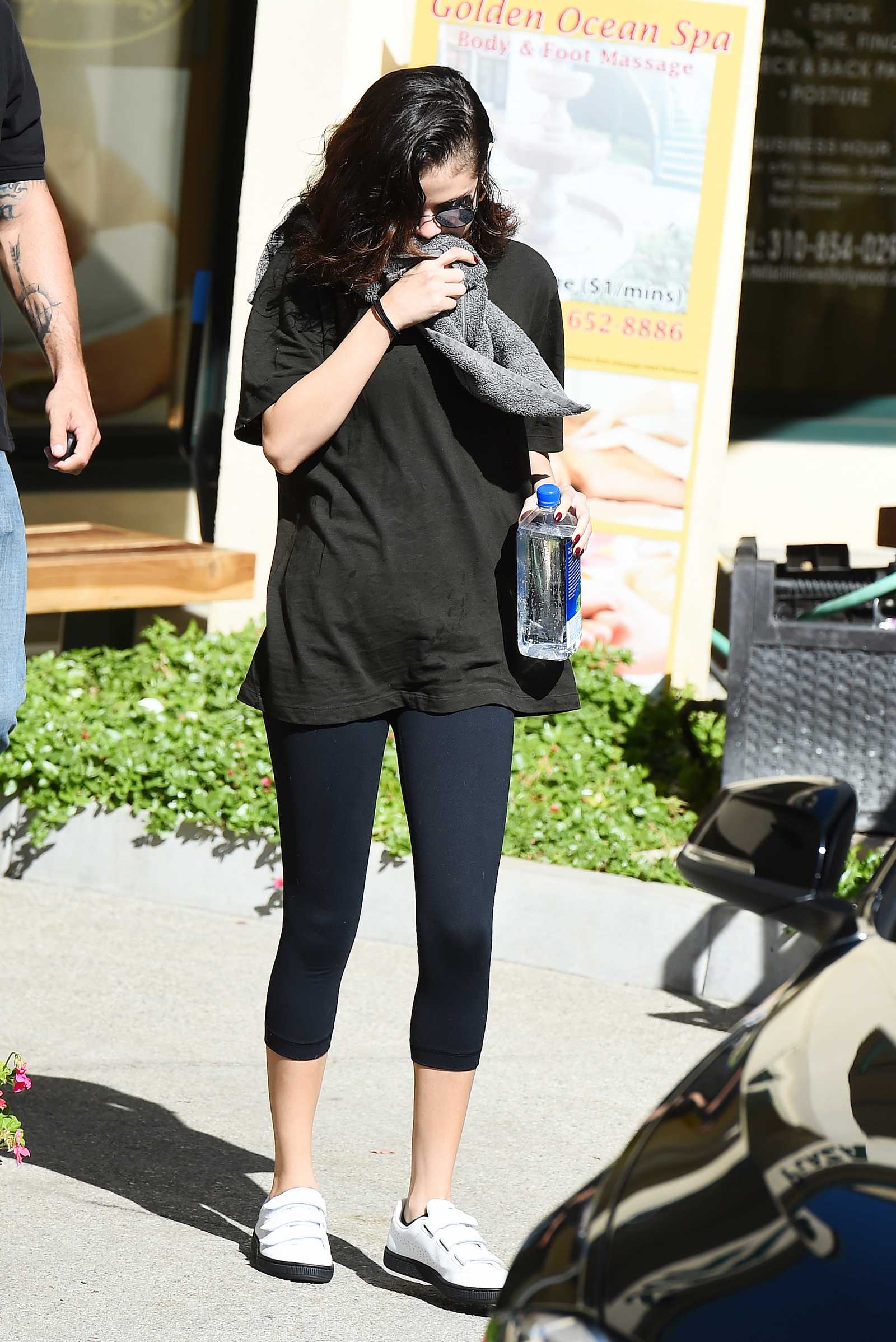 Selena_Gomez_-_Hits_the_gym_in_LA_on_November_7-03.jpg
