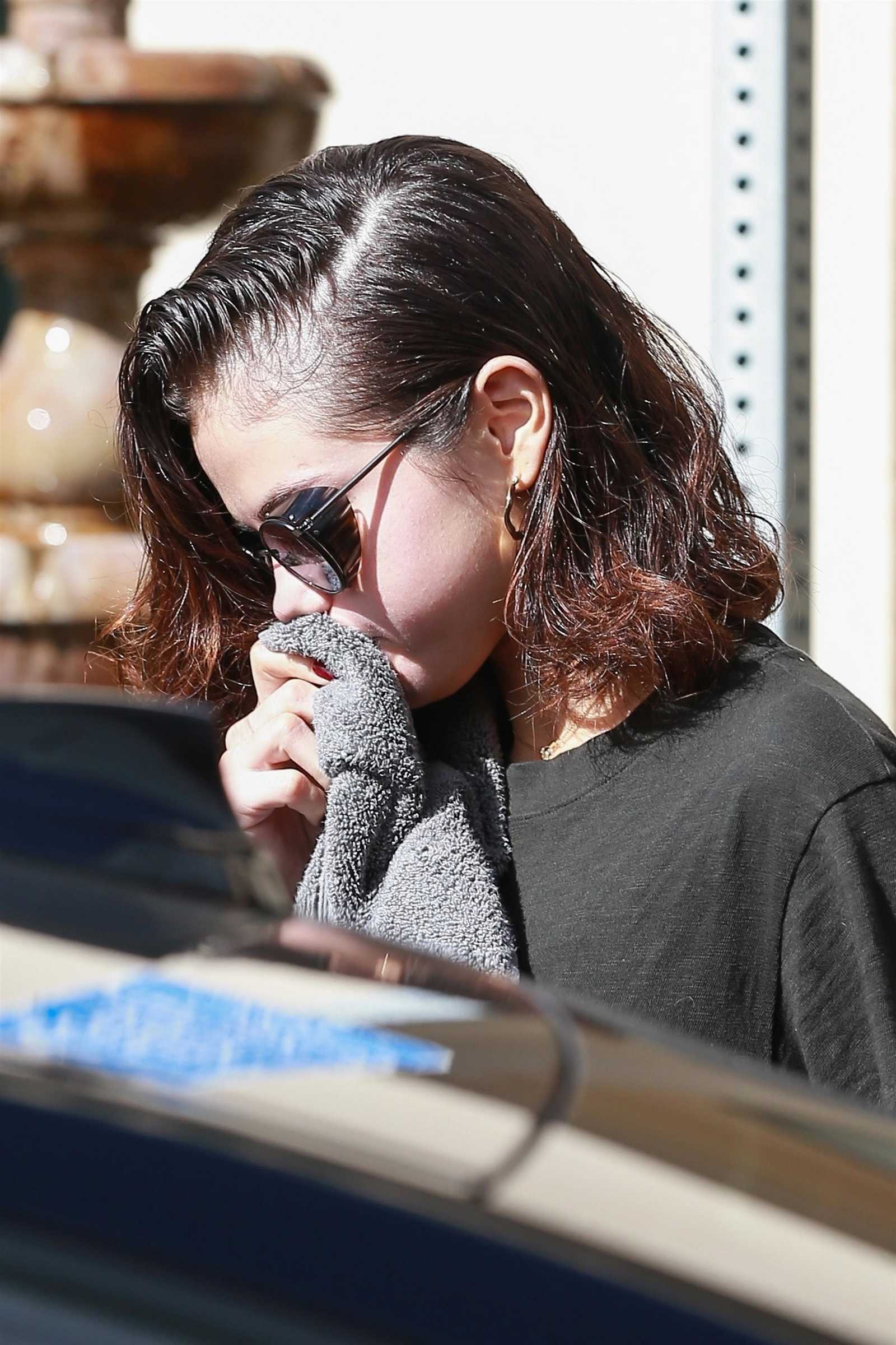 Selena_Gomez_-_Hits_the_gym_in_LA_on_November_7-09.jpg