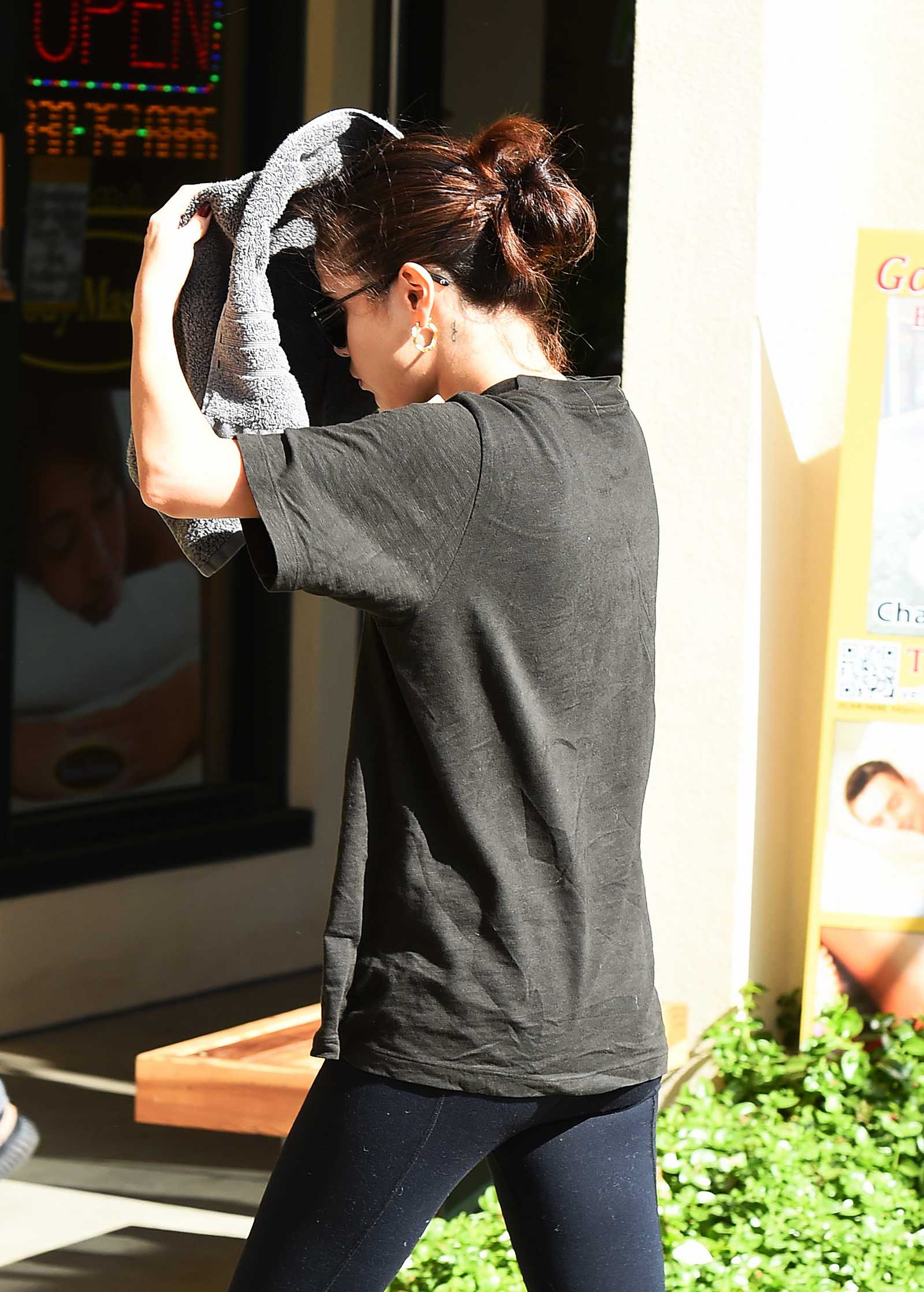 Selena_Gomez_-_Hits_the_gym_in_LA_on_November_7-23.jpg