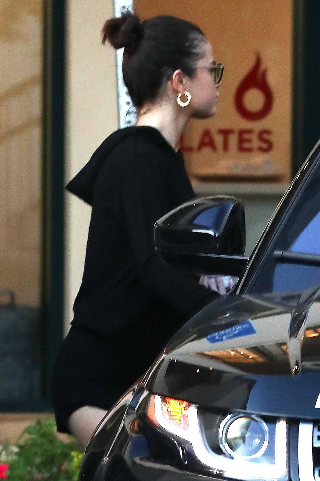 Selena_Gomez_-_Hits_the_gym_in_LA_on_November_8-04.jpg