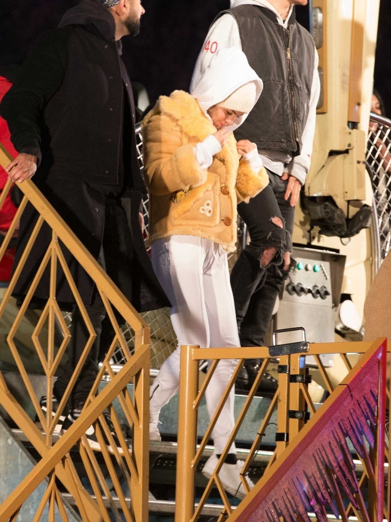 Selena_Gomez_-_Hyde_Park_Winter_Wonderland_in_London2C_UK_on_December_3-07.jpg