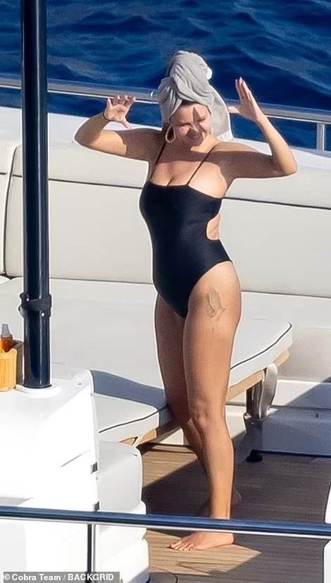 Selena_Gomez_-_In_Italy_0803202218.jpg