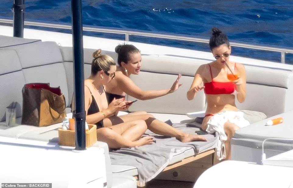 Selena_Gomez_-_In_Italy_0803202221.jpg