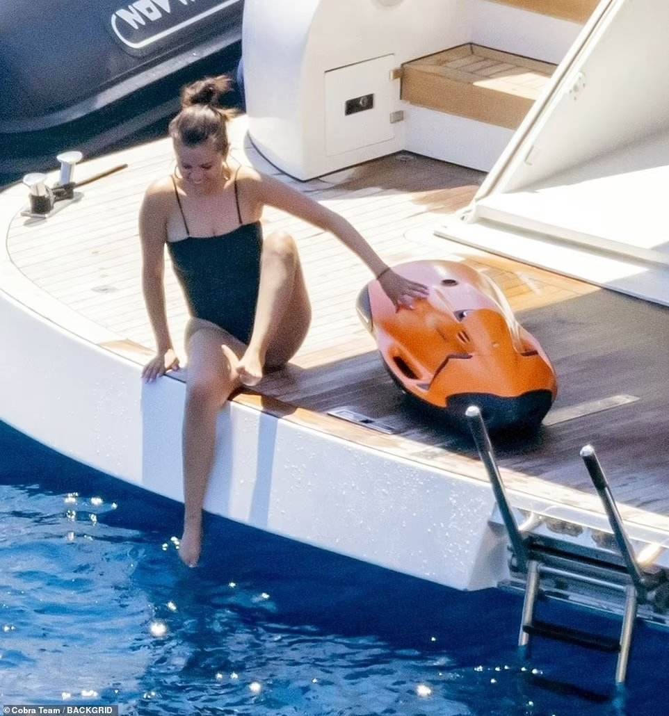 Selena_Gomez_-_In_Italy_0803202222.jpg