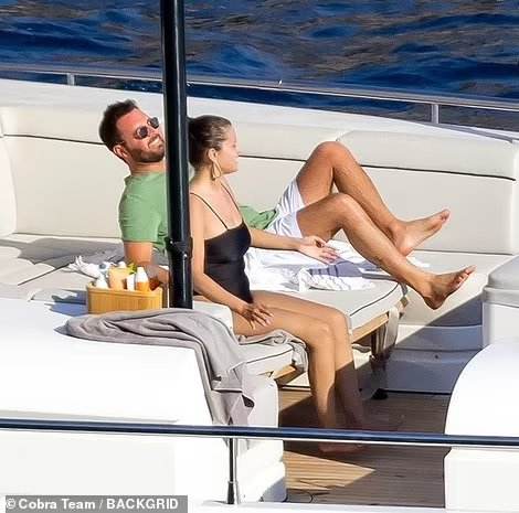 Selena_Gomez_-_In_Italy_0803202234.jpg