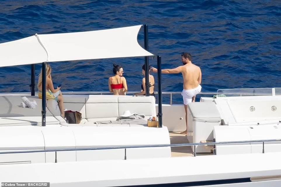 Selena_Gomez_-_In_Italy_0803202238.jpg