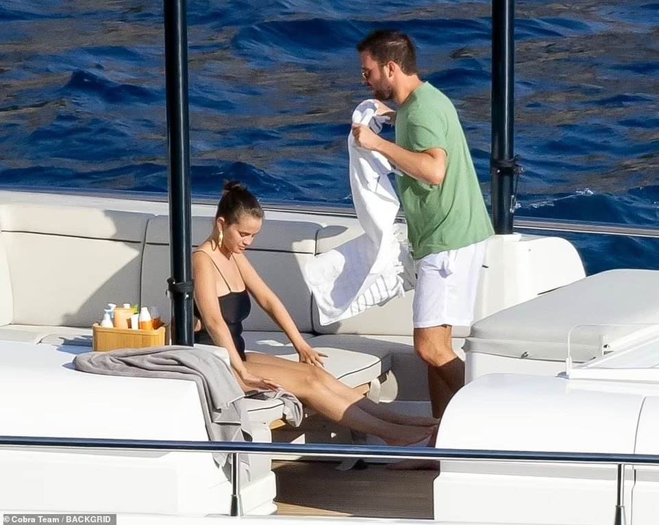 Selena_Gomez_-_In_Italy_0803202242.jpg