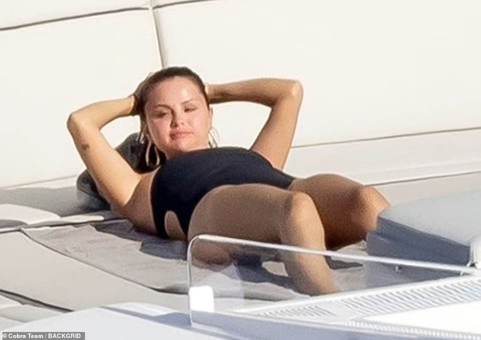 Selena_Gomez_-_In_Italy_0803202247.jpg