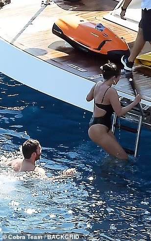 Selena_Gomez_-_In_Italy_0803202249.jpg