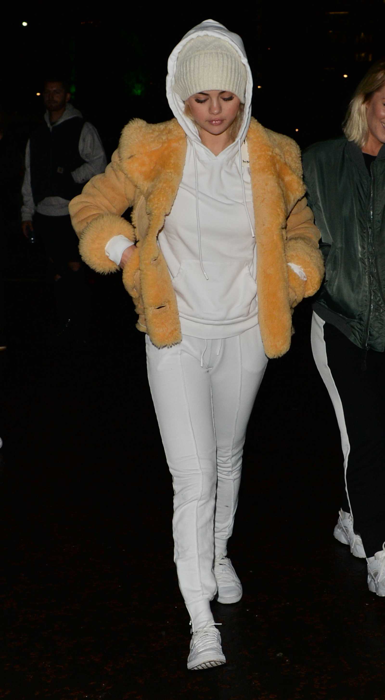 Selena_Gomez_-_In_London2C_UK_on_December_3-01.jpg