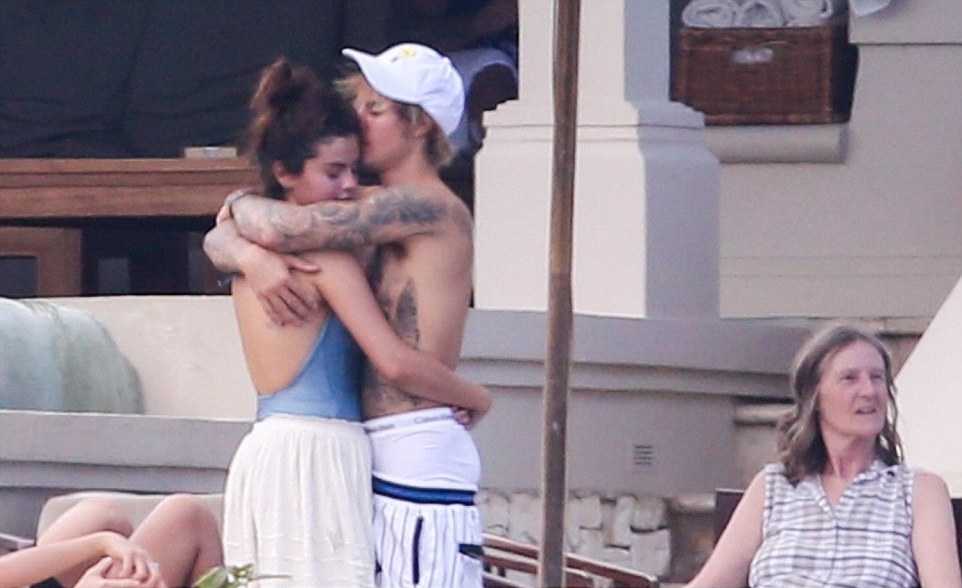 Selena_Gomez_-_In_Montego_Bay2C_Jamaica_with_Justin_Bieber_on_February_19-09.jpg