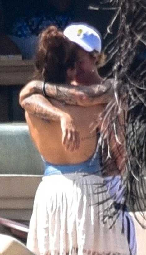 Selena_Gomez_-_In_Montego_Bay2C_Jamaica_with_Justin_Bieber_on_February_19-10.jpg