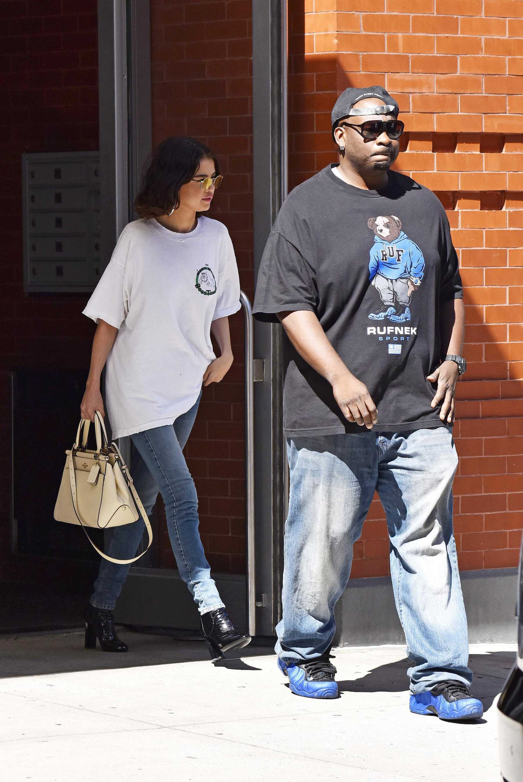 Selena_Gomez_-_In_NYC_on_September_22-02.jpg