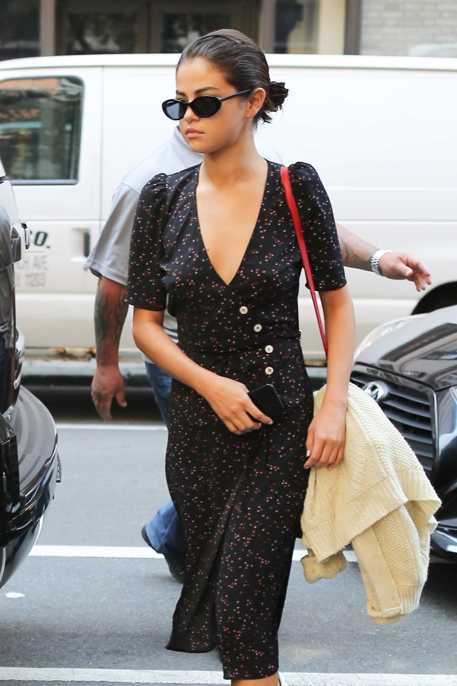 Selena_Gomez_-_In_NYC_on_September_5-04.jpg