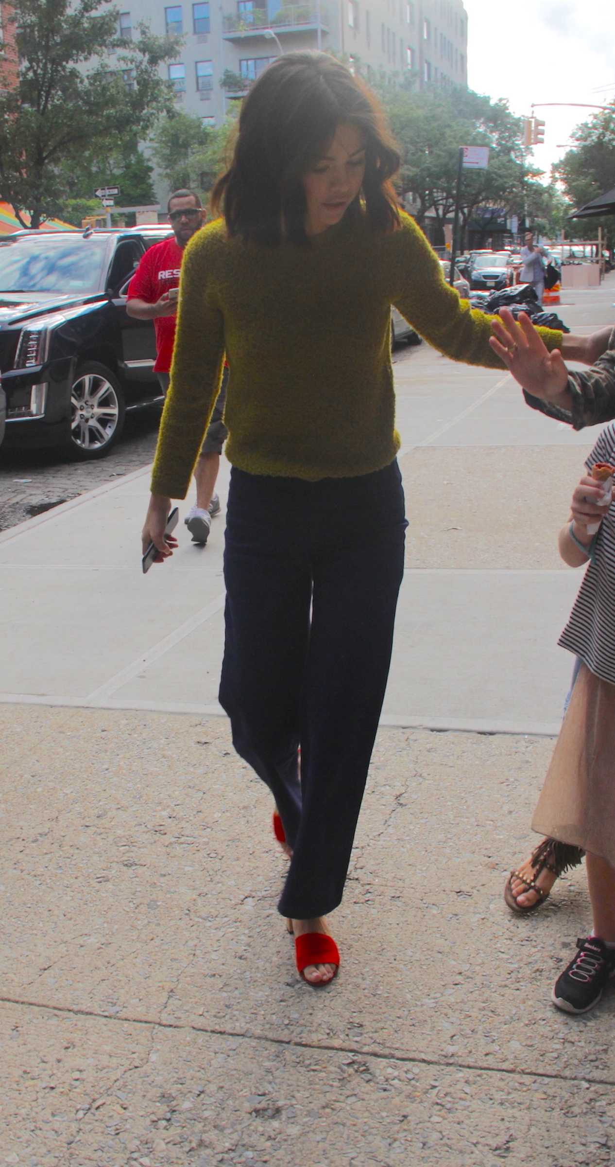 Selena_Gomez_-_In_New_York2C_NY_on_September_8-05.jpg