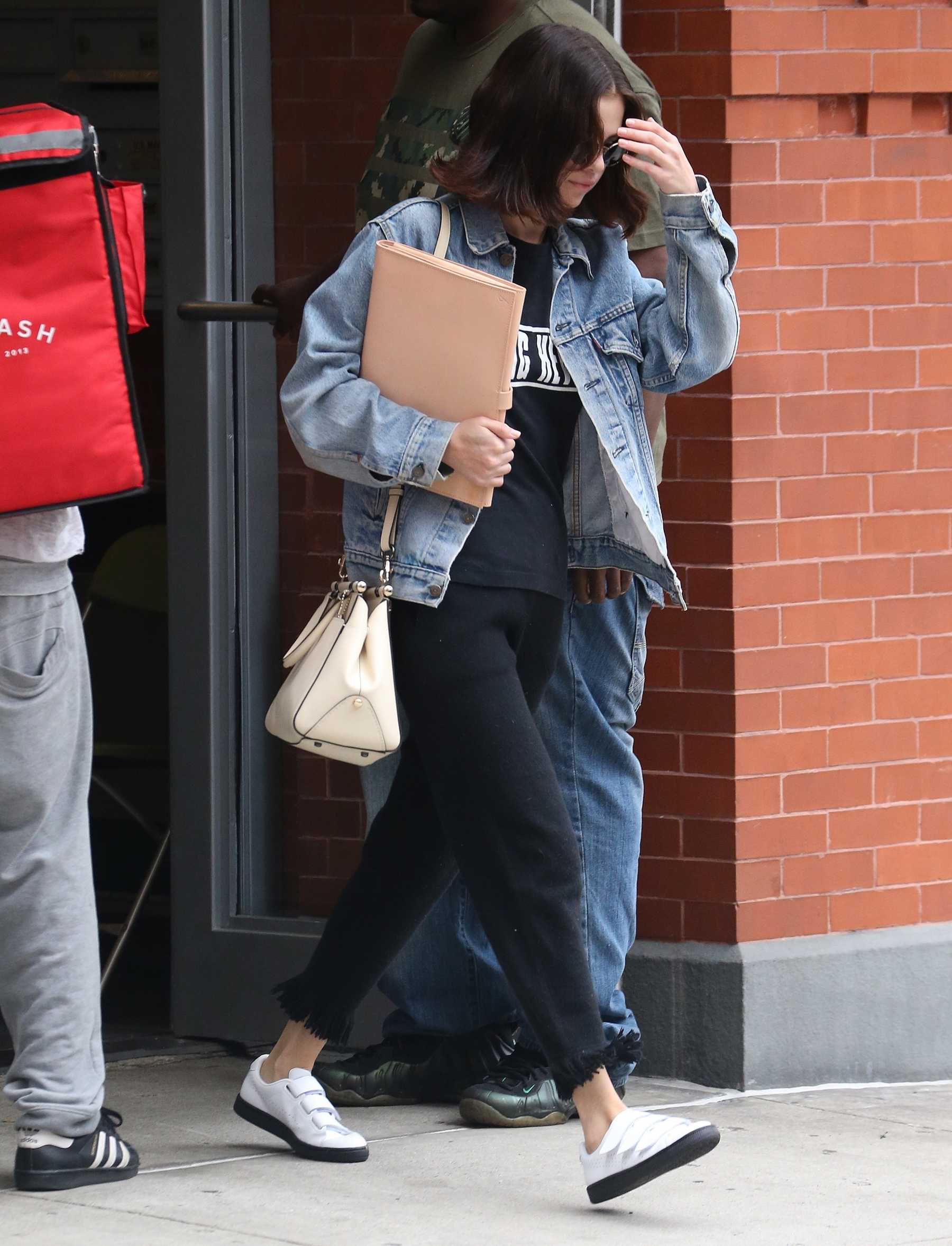 Selena_Gomez_-_In_New_York_on_September_18-01.jpg