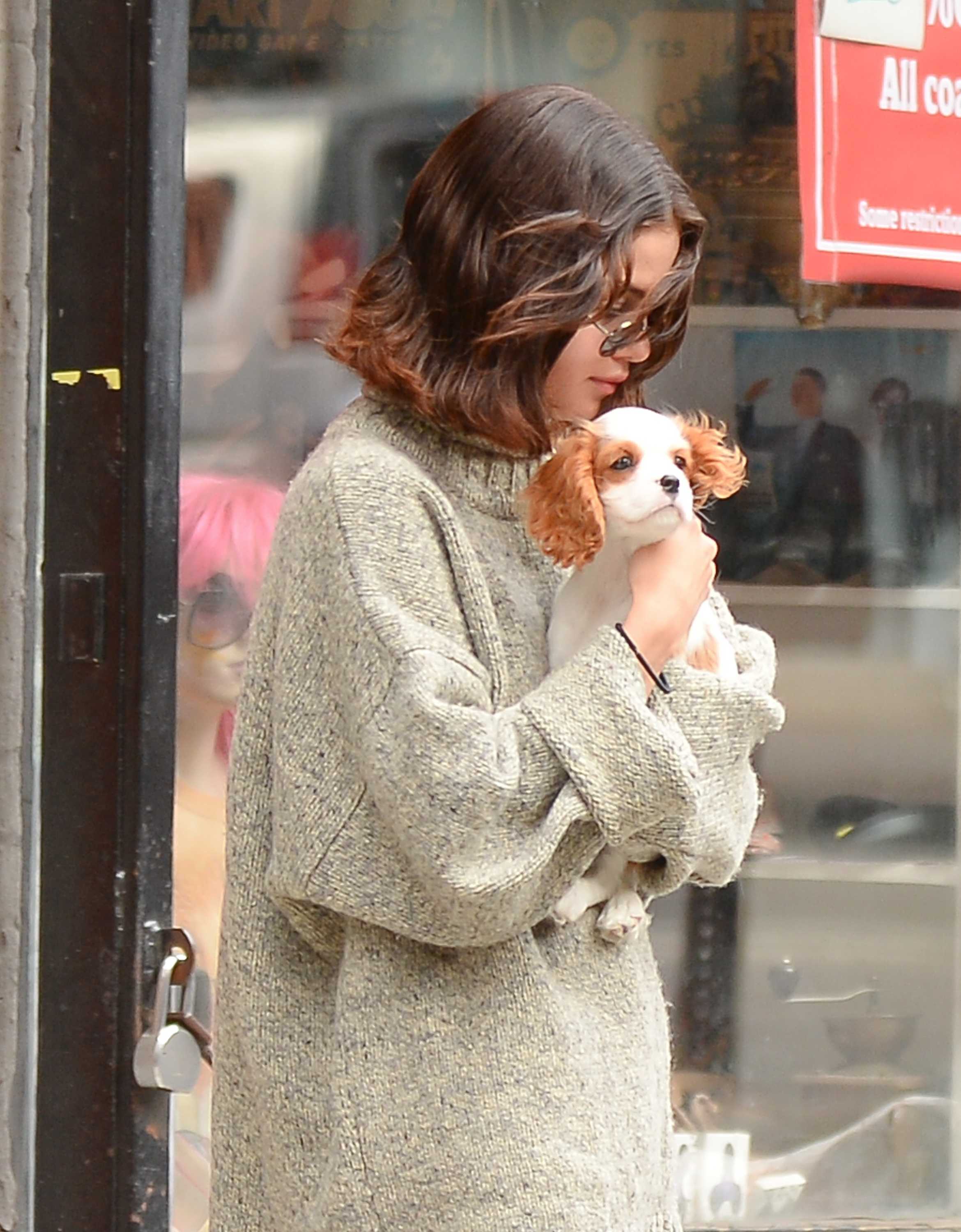 Selena_Gomez_-_In_Soho2C_NYC_on_September_20-03.jpg