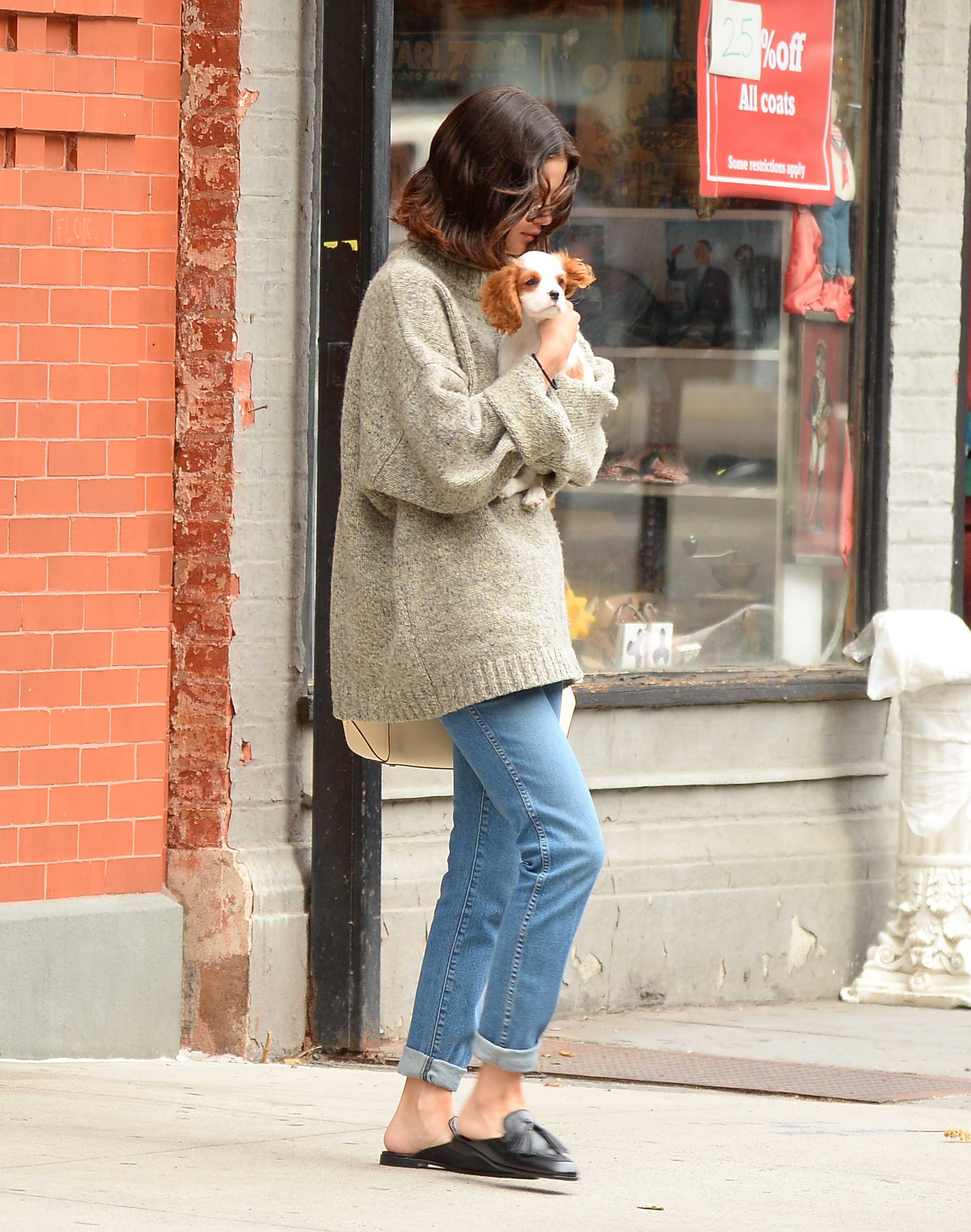 Selena_Gomez_-_In_Soho2C_NYC_on_September_20-07.jpg