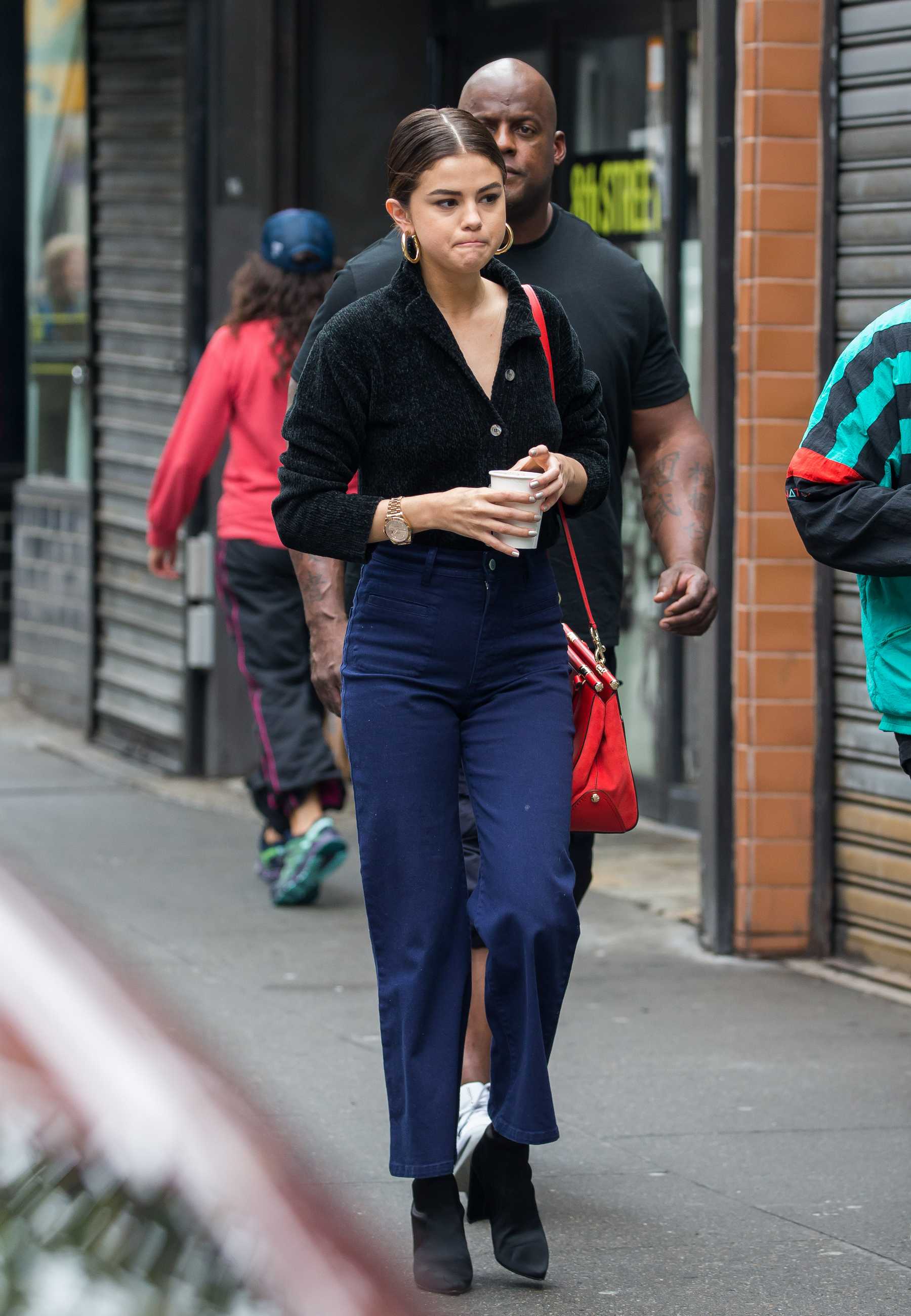 Selena_Gomez_-_In_West_Village2C_NYC_on_September_3-08.jpg