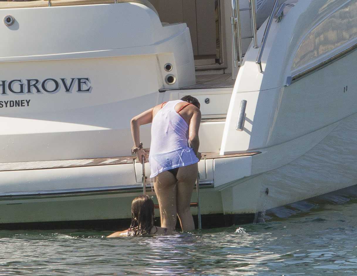 Selena_Gomez_-_In_a_bikini_on_a_Yacht_in_Sydney_on_March_19-11.jpg