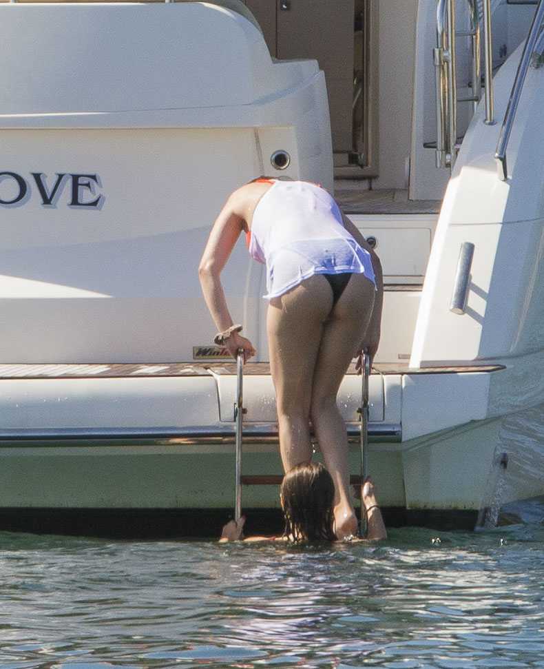 Selena_Gomez_-_In_a_bikini_on_a_Yacht_in_Sydney_on_March_19-12.jpg