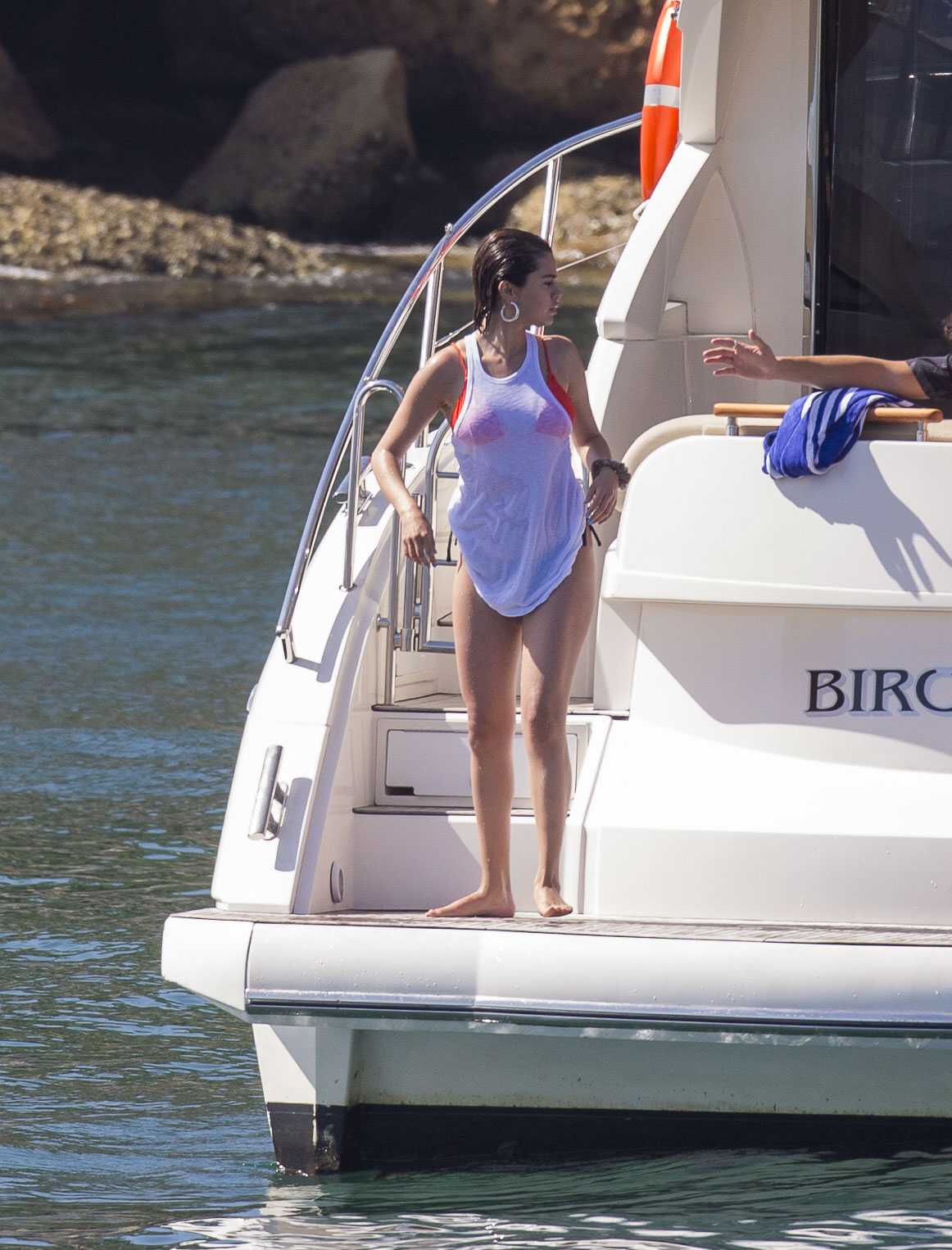 Selena_Gomez_-_In_a_bikini_on_a_Yacht_in_Sydney_on_March_19-14.jpg