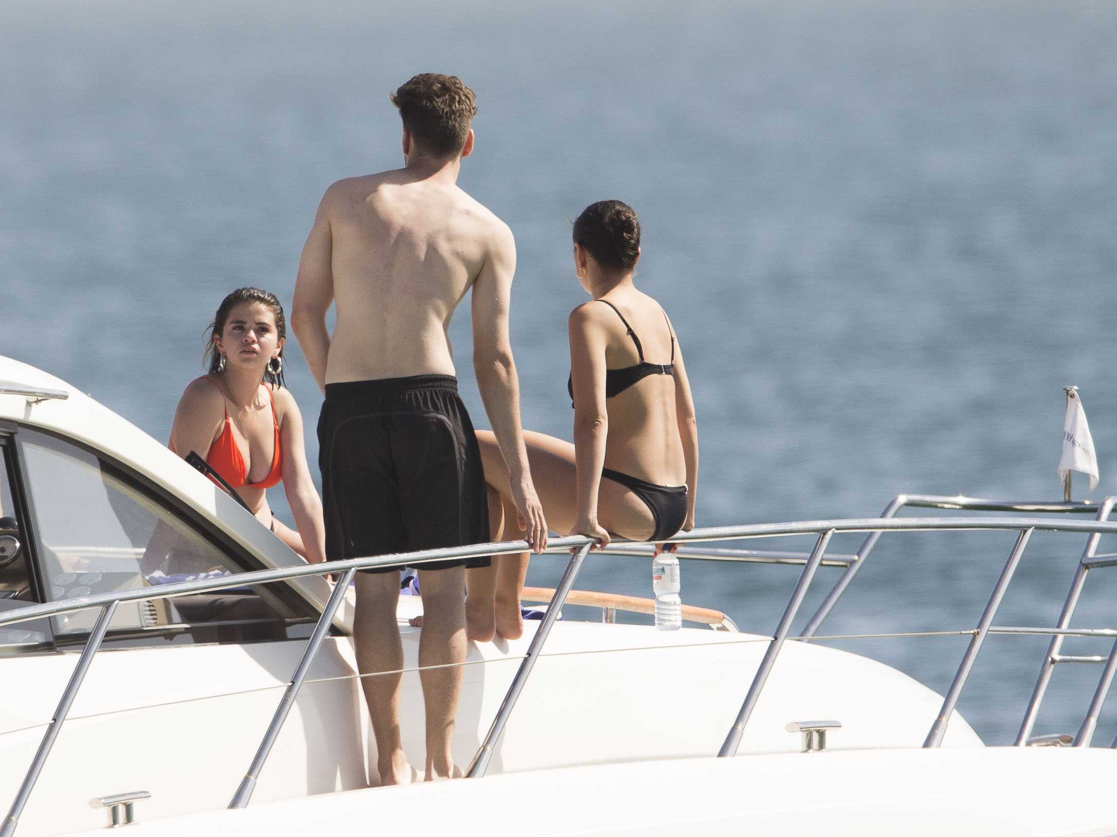 Selena_Gomez_-_In_a_bikini_on_a_Yacht_in_Sydney_on_March_19-15.jpg