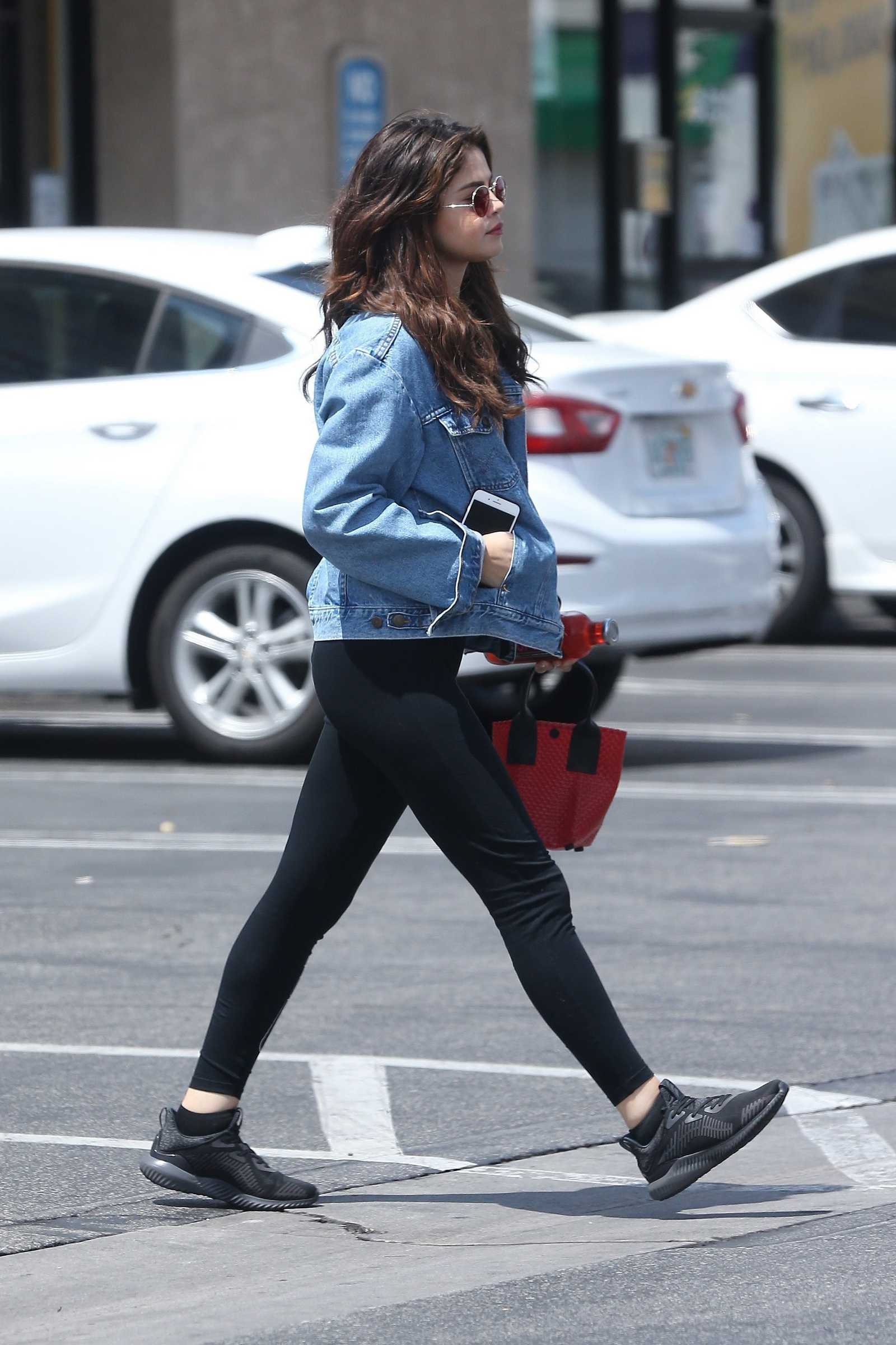 Selena_Gomez_-_Leaves_the_GNC_store_in_Studio_City_on_June_11-01.jpg