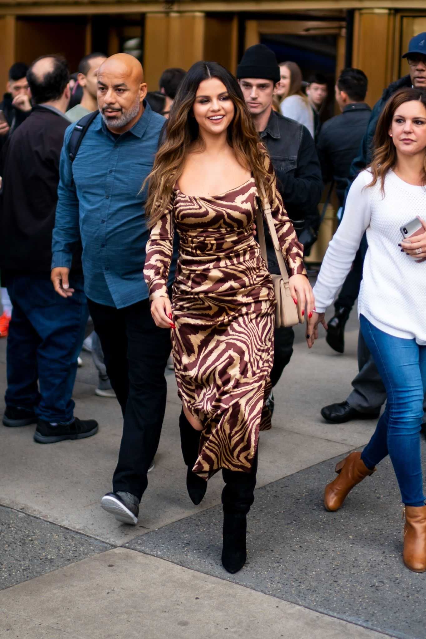 Selena_Gomez_-_Leaving_Z100_on_October_282C_2019-05.jpg