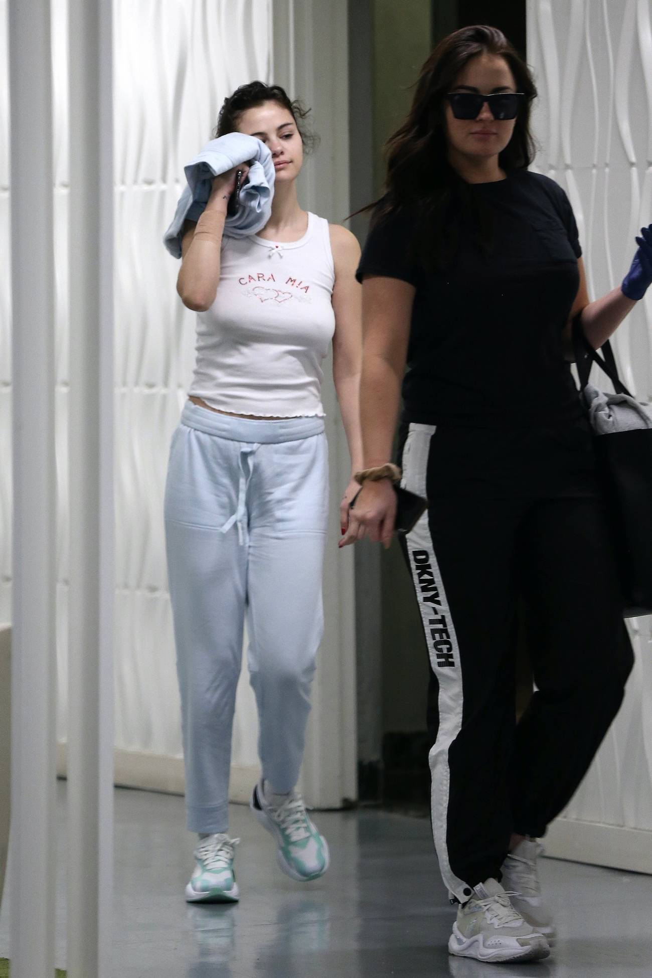 Selena_Gomez_-_Leaving_a_facility_in_Los_Angeles_April_12C_2020-04.jpg