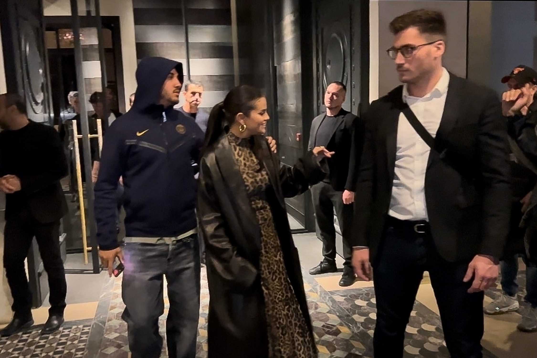 Selena_Gomez_-_Leaving_a_hotel_in_Paris_September_242C_202301.jpg