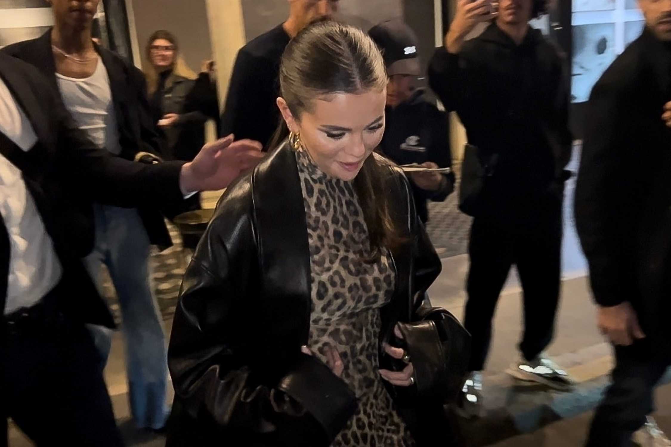Selena_Gomez_-_Leaving_a_hotel_in_Paris_September_242C_202304.jpg