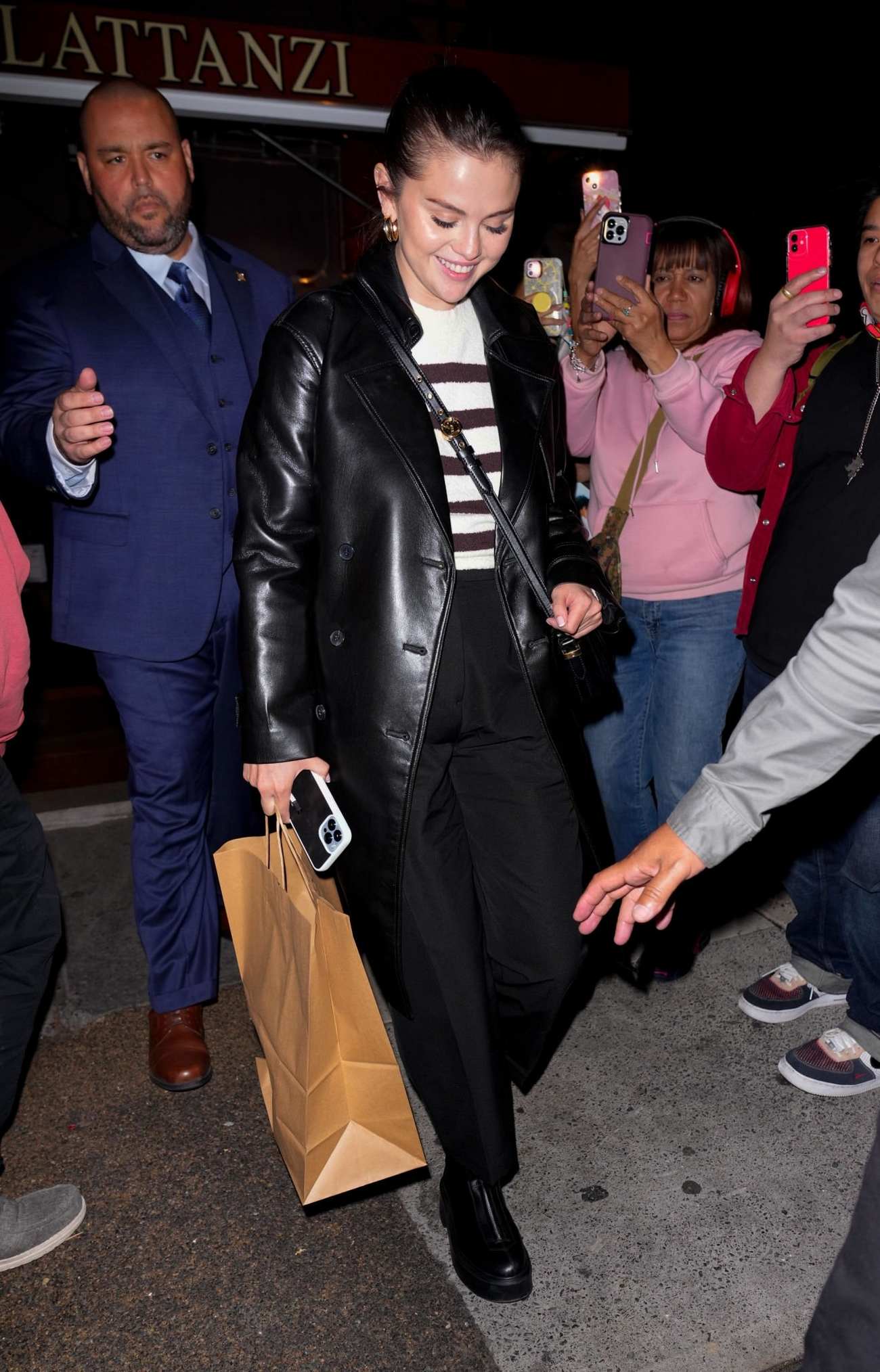 Selena_Gomez_-_Leaving_an_SNL_cast_dinner_in_New_York_May_102C_202204.jpg